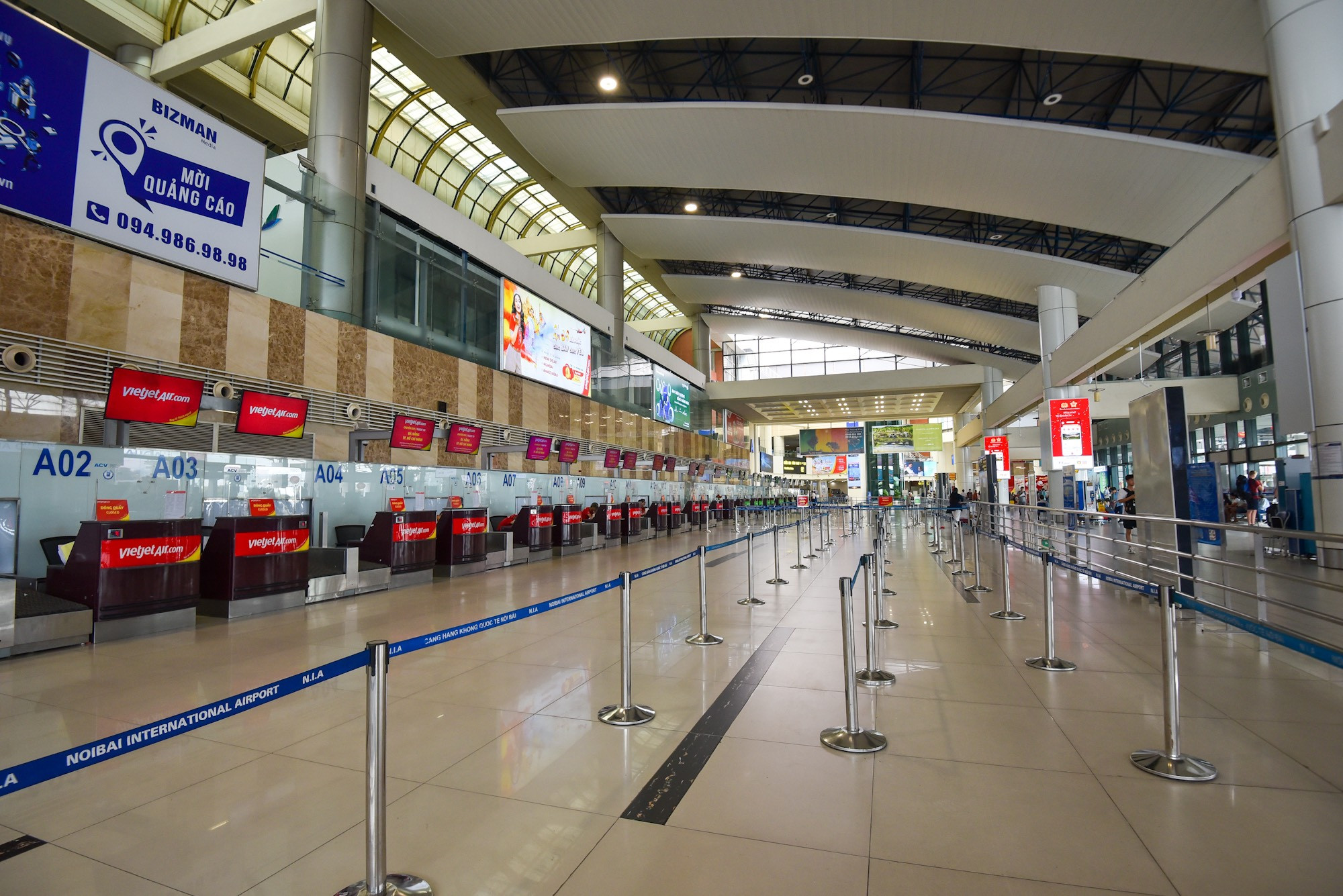 Hình ảnh khu vực sảnh check-in của sân bay Nội Bài vắng khách, ít người qua lại trong sáng 18/7. Theo kế hoạch, do ảnh hưởng của bão số 1 nên sân bay Nội Bài sẽ tạm dừng hoạt động từ 13-18 giờ cùng ngày để bảo đảm an toàn.