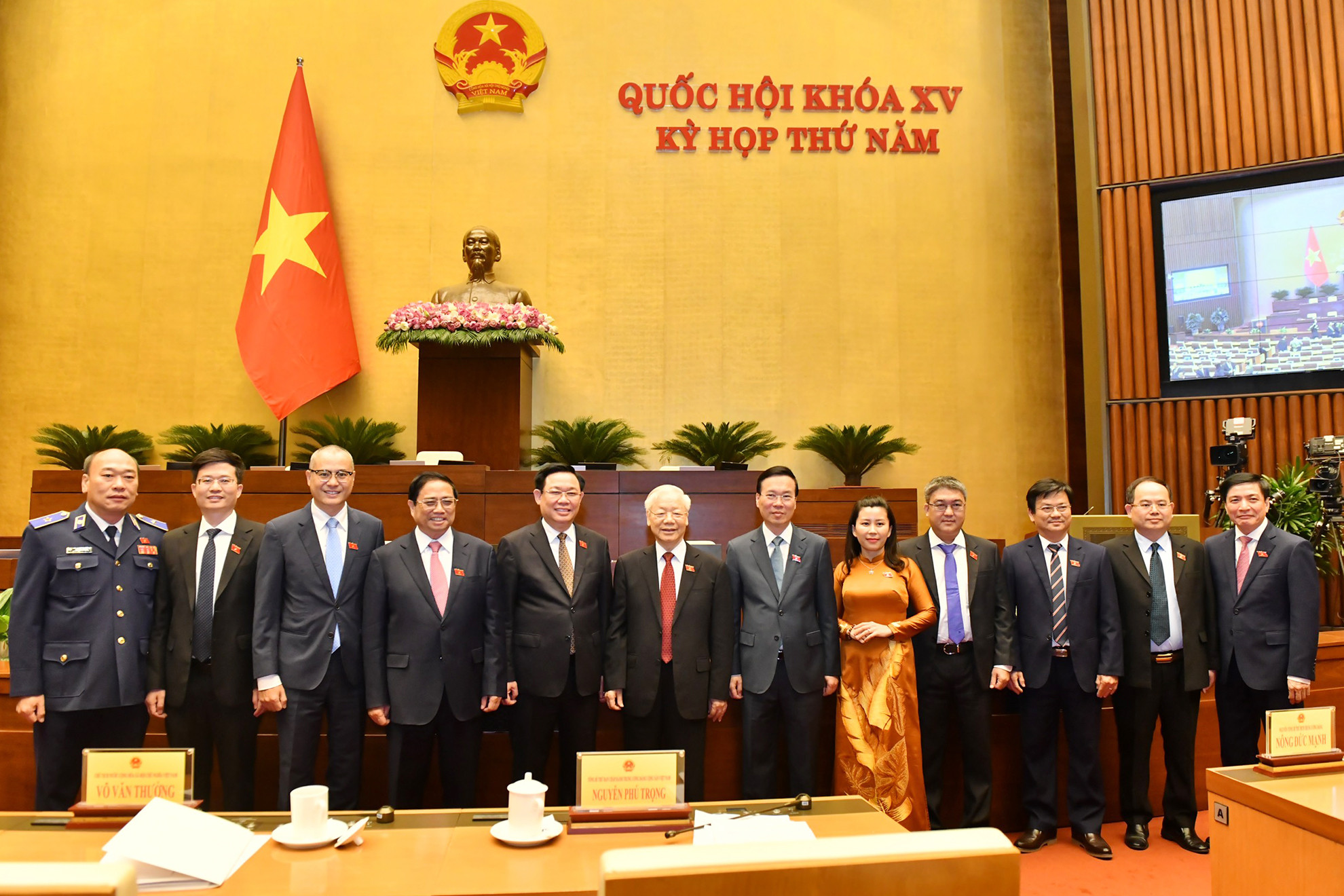 Tổng Bí thư Nguyễn Phú Trọng, Chủ tịch nước Võ Văn Thưởng, Thủ tướng Phạm Minh Chính, Chủ tịch Quốc hội Vương Đình Huệ cùng các đại biểu Quốc hội tại phiên bế mạc kỳ họp.