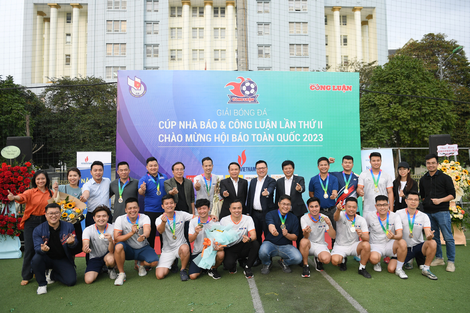 Mặc dù nỗ lực nhưng các cầu thủ tới từ TTXVN đành chấp nhận vị trí Á quân.