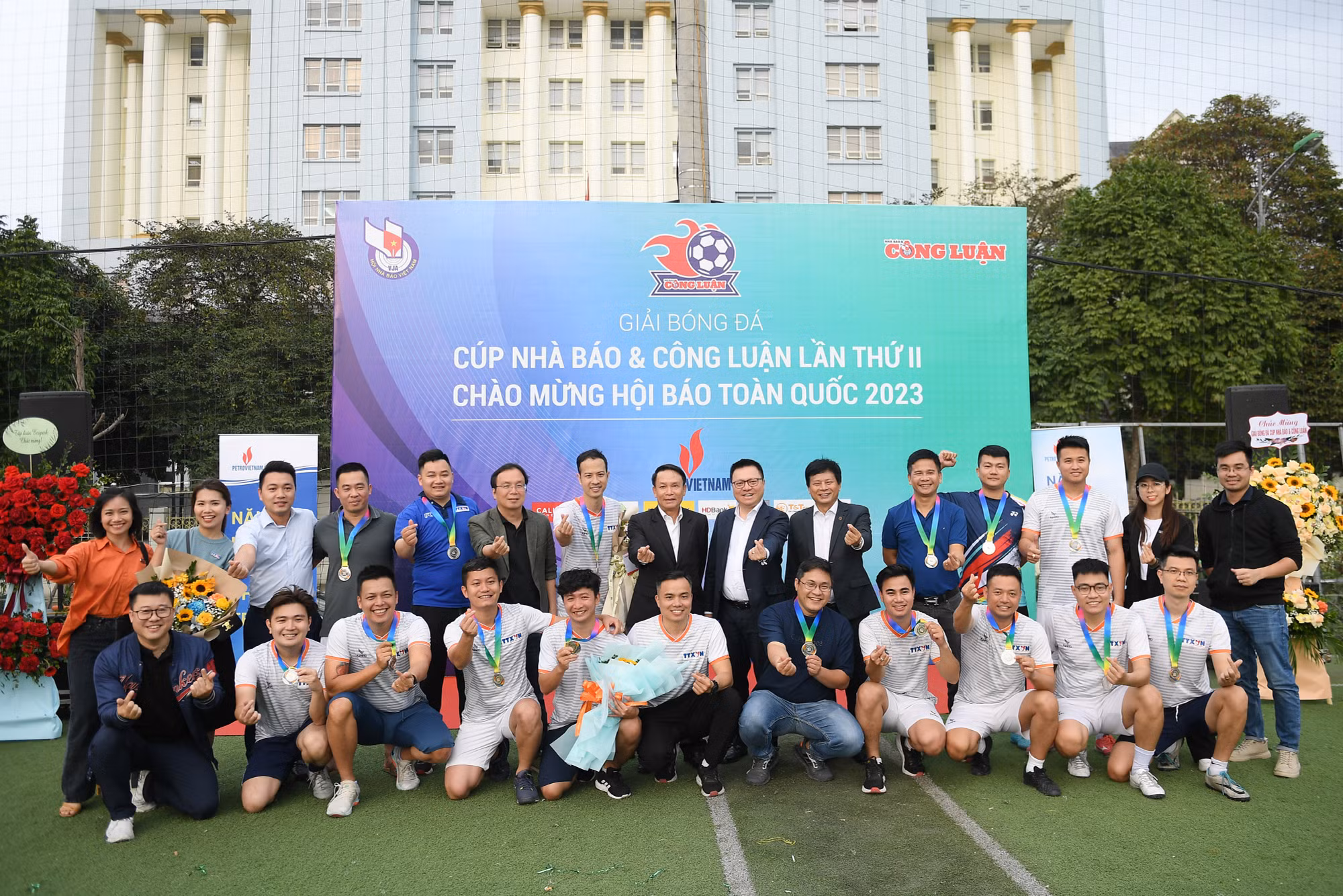 Mặc dù nỗ lực nhưng các cầu thủ tới từ TTXVN đành chấp nhận vị trí Á quân.