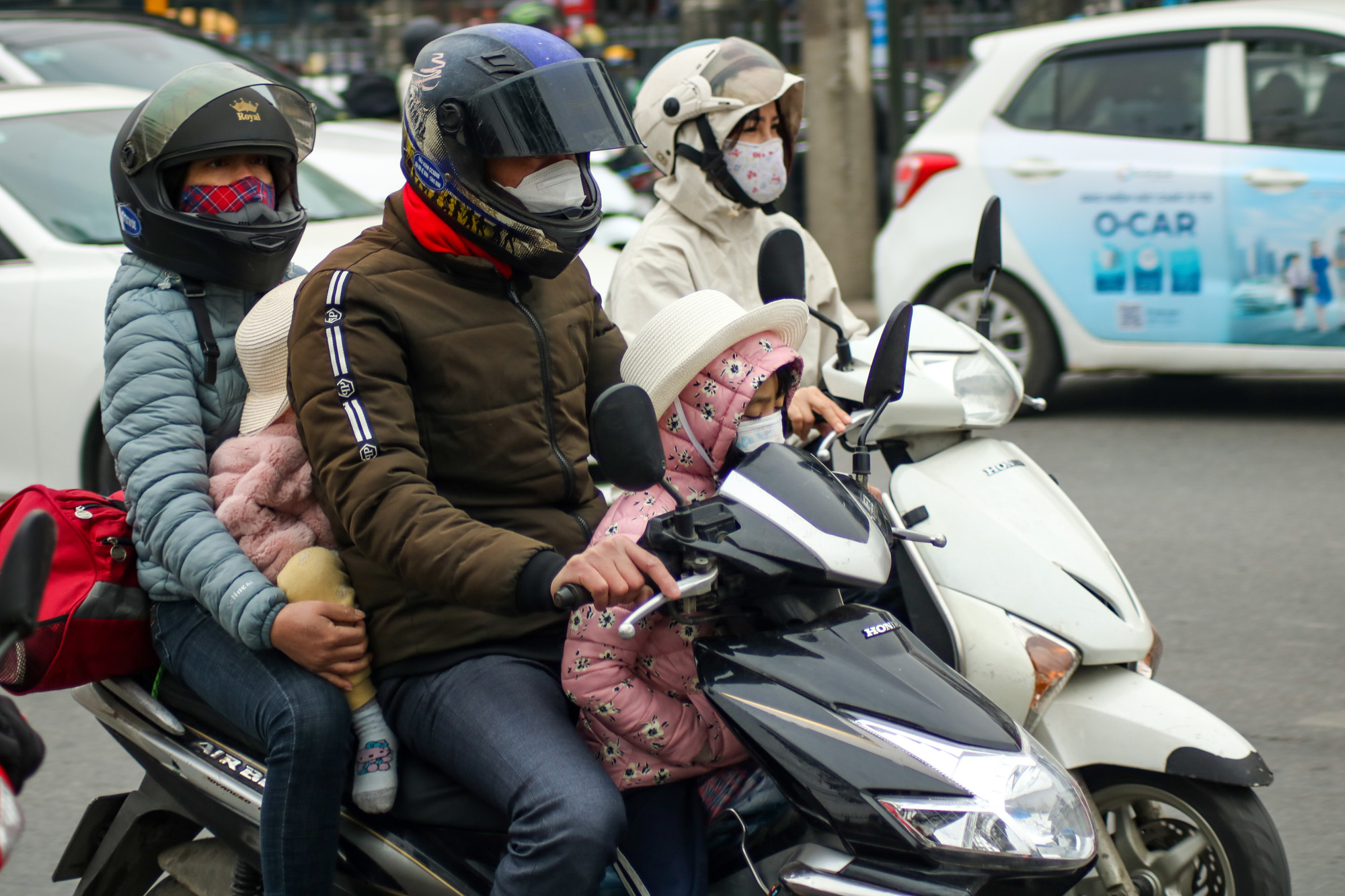 Một gia đình nhỏ trên hành trình về quê ăn Tết.