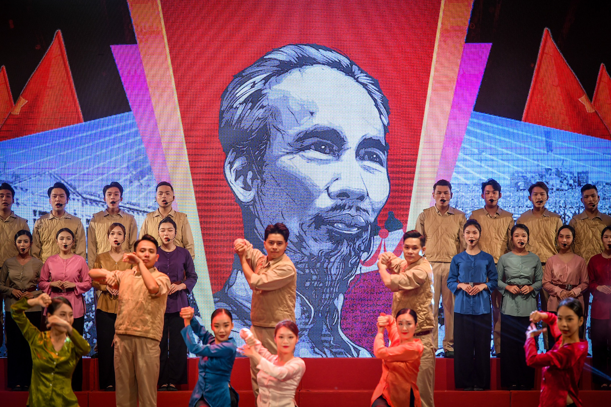 Tham dự chương trình, khán giả được đắm chìm trong không gian văn nghệ với những khúc ca đi cùng năm tháng, gắn liền với lịch sử bảo vệ Tổ quốc, ca ngợi tinh thần đấu tranh anh hùng, bất khuất để giành độc lập cho dân tộc. (Ảnh: THÀNH ĐẠT)