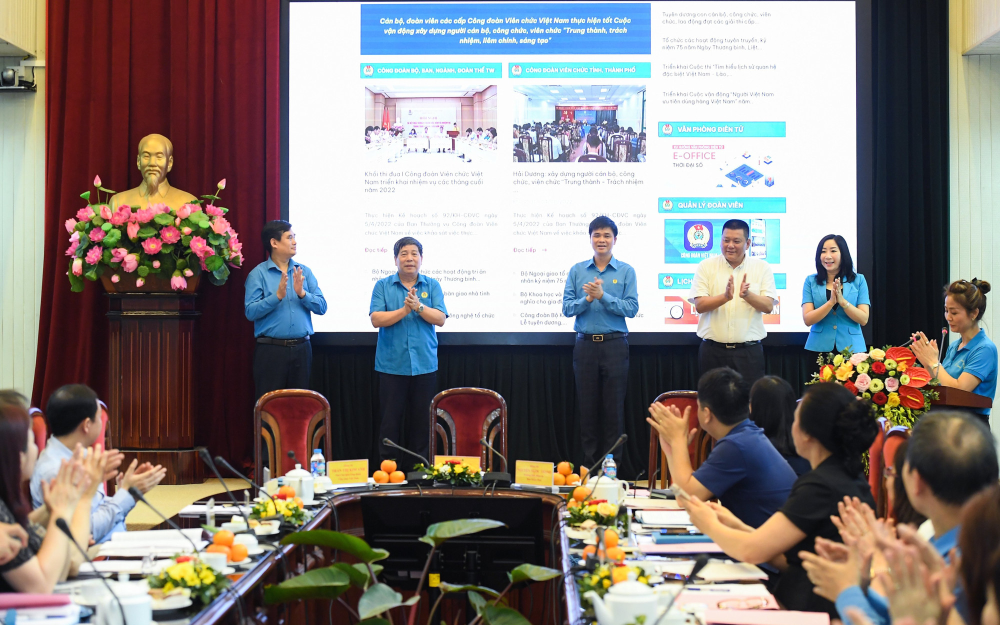 Các đại biểu chụp ảnh lưu niệm tại buổi tọa đàm. Các đại biểu chụp ảnh lưu niệm tại buổi tọa đàm.