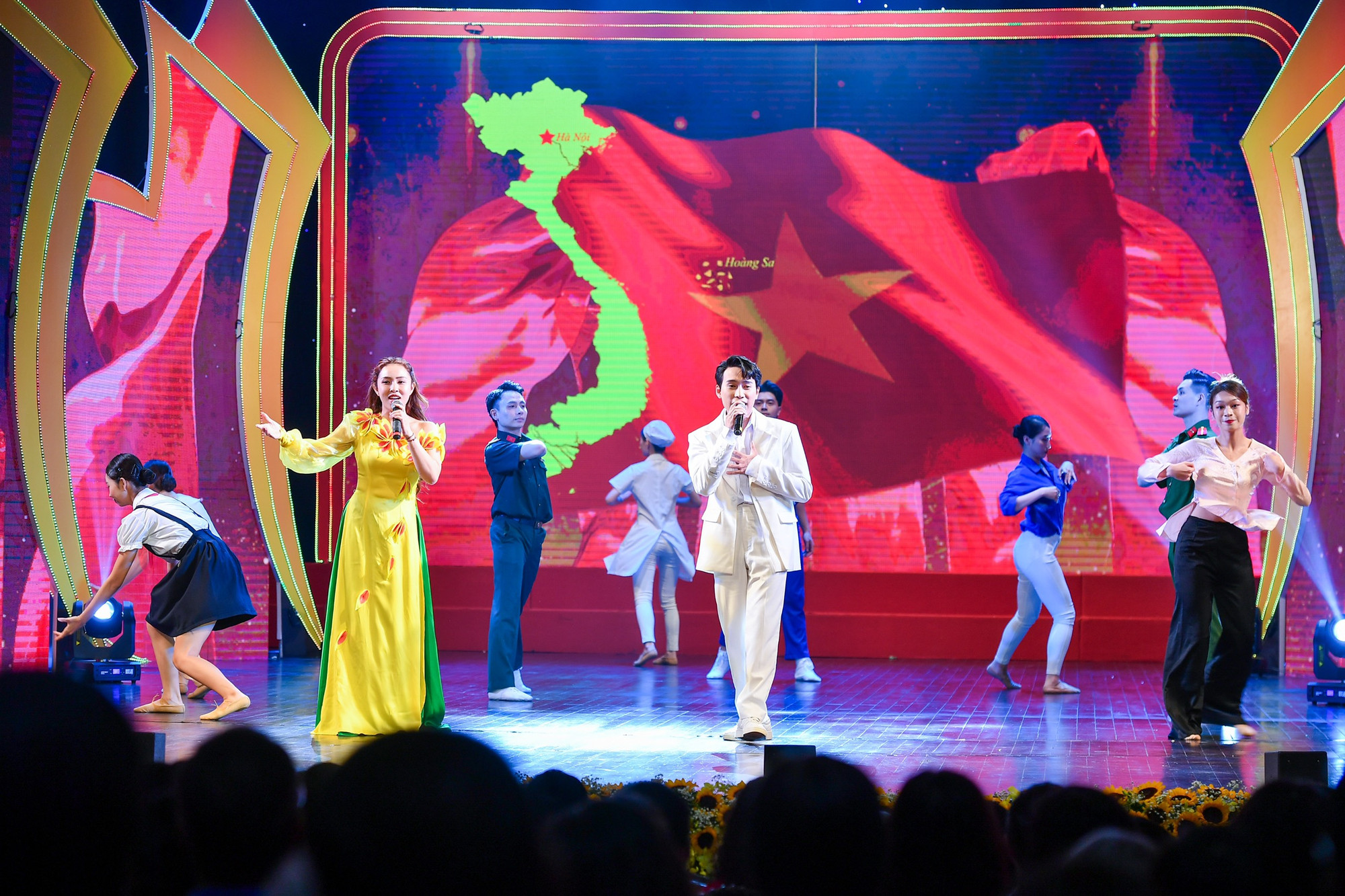 Tiết mục Giai điệu tự hào của tốp nam nữ và nhóm múa đã chính thức khép lại chương trình nghệ thuật Sao Độc lập. (Ảnh: THÀNH ĐẠT)