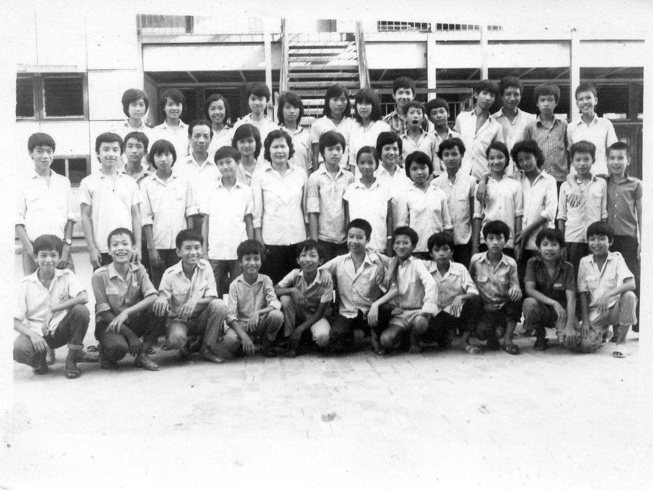 Bức ảnh tập thể lớp 8D1 năm 1987, trong đó có 7 nhân vật chính trong bức ảnh đang bị nhầm lẫn về mốc thời gian của nghệ sĩ nhiếp ảnh Quang Phùng. (Ảnh: Nhân vật cung cấp)