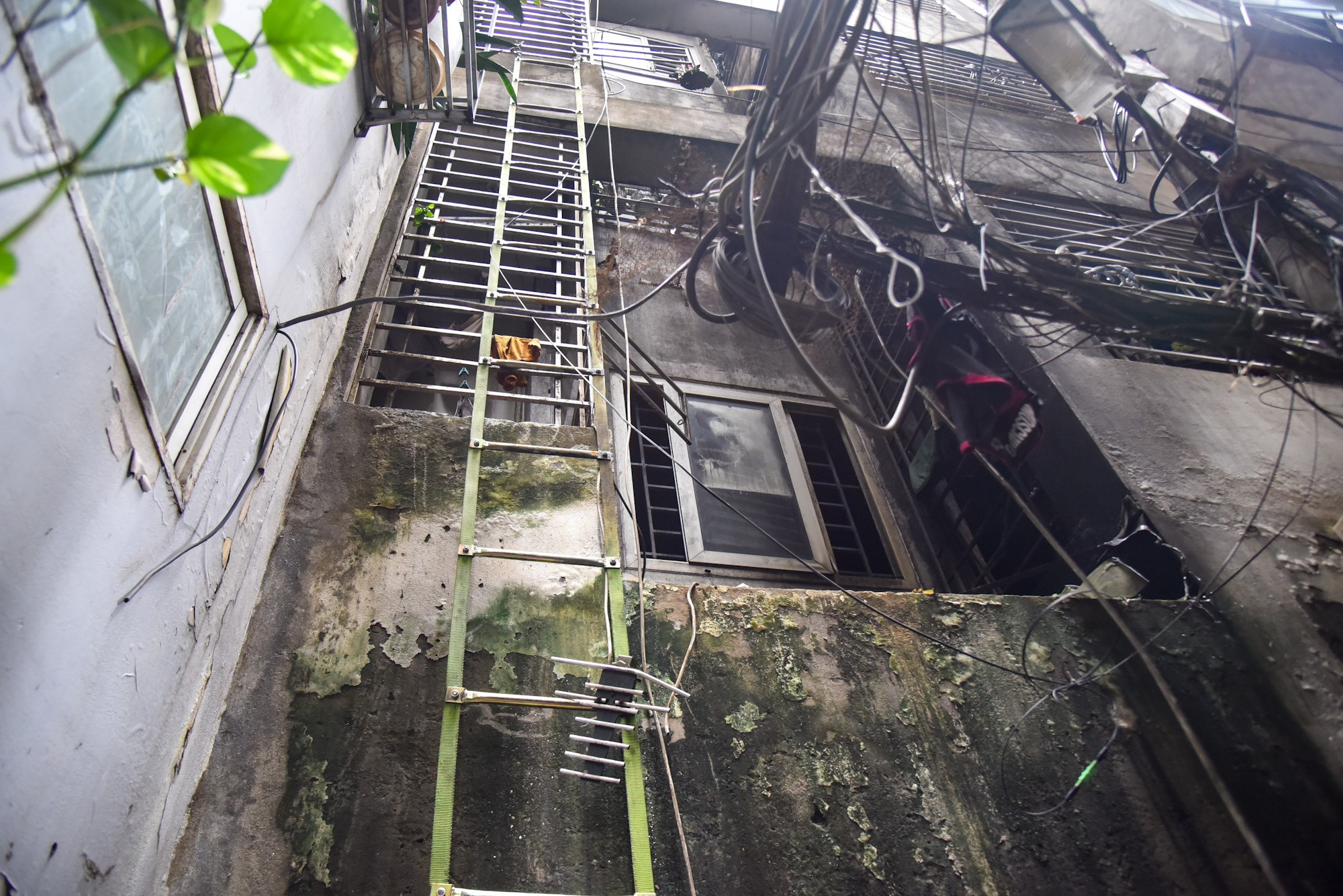 Đây là chiếc thang của một hộ dân dùng để thoát nạn trong trận hỏa hoạn kinh hoàng đêm 12/9. Chiếc thang này cũng trở thành "đường thoát hiểm" cho rất nhiều người trong đêm.