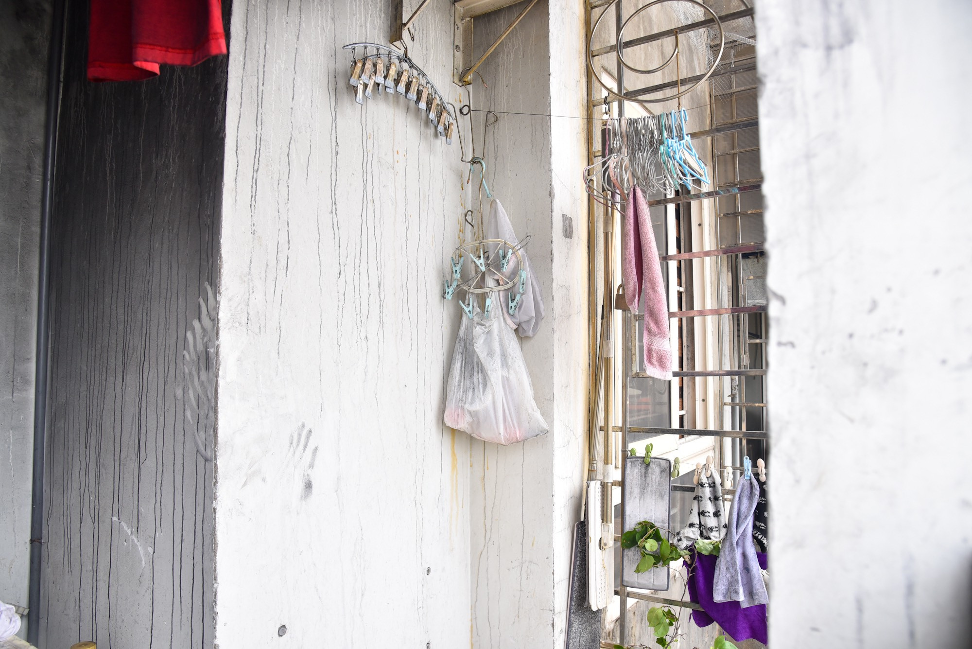 Khói đen, nước và những vật dụng còn sót lại sau đám cháy.