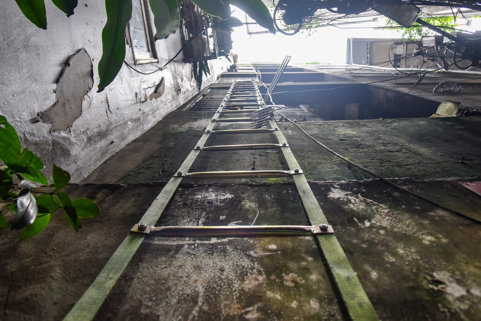 Chiếc thang bắc từ tầng cao tiếp cận mặt đất.