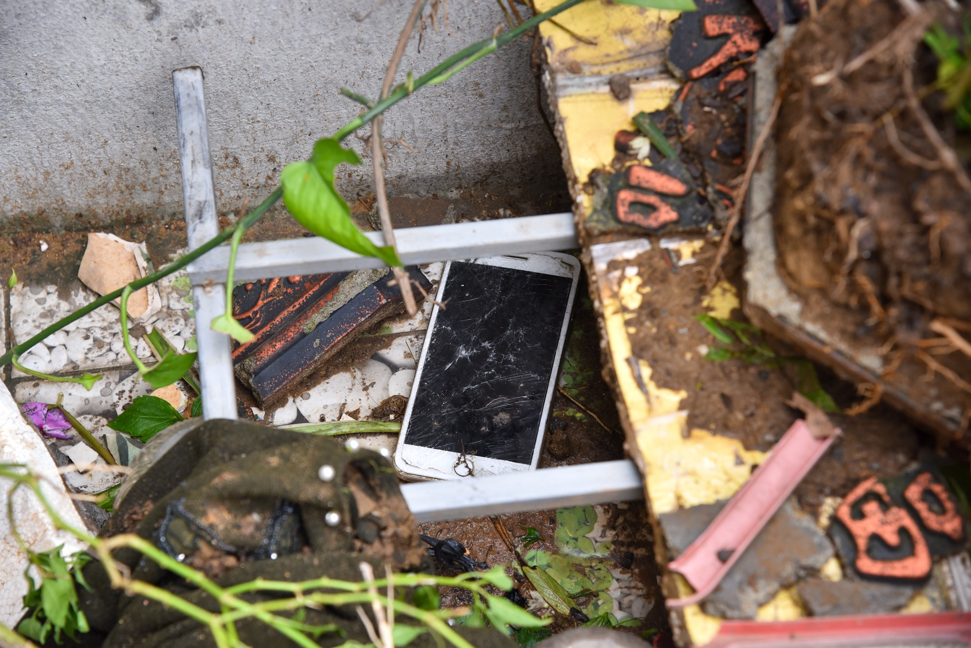 Trong lúc chạy thoát khỏi hỏa hoạn, người dân đánh rơi cả một chiếc điện thoại.