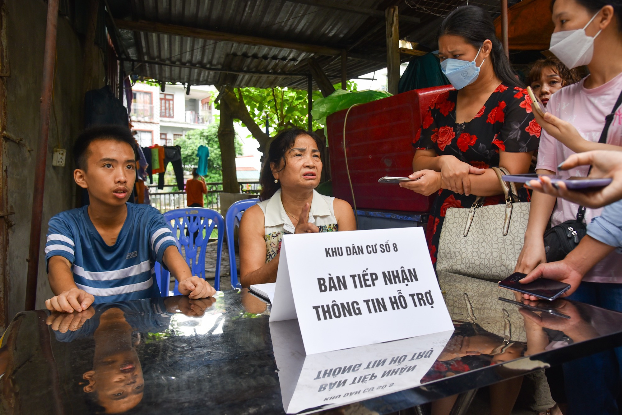 Khu dân cư số 8 đã thành lập bàn tiếp nhận thông tin để hỗ trợ những người bị ảnh hưởng bởi hỏa hoạn với tinh thần "Lá lành đùm lá rách".