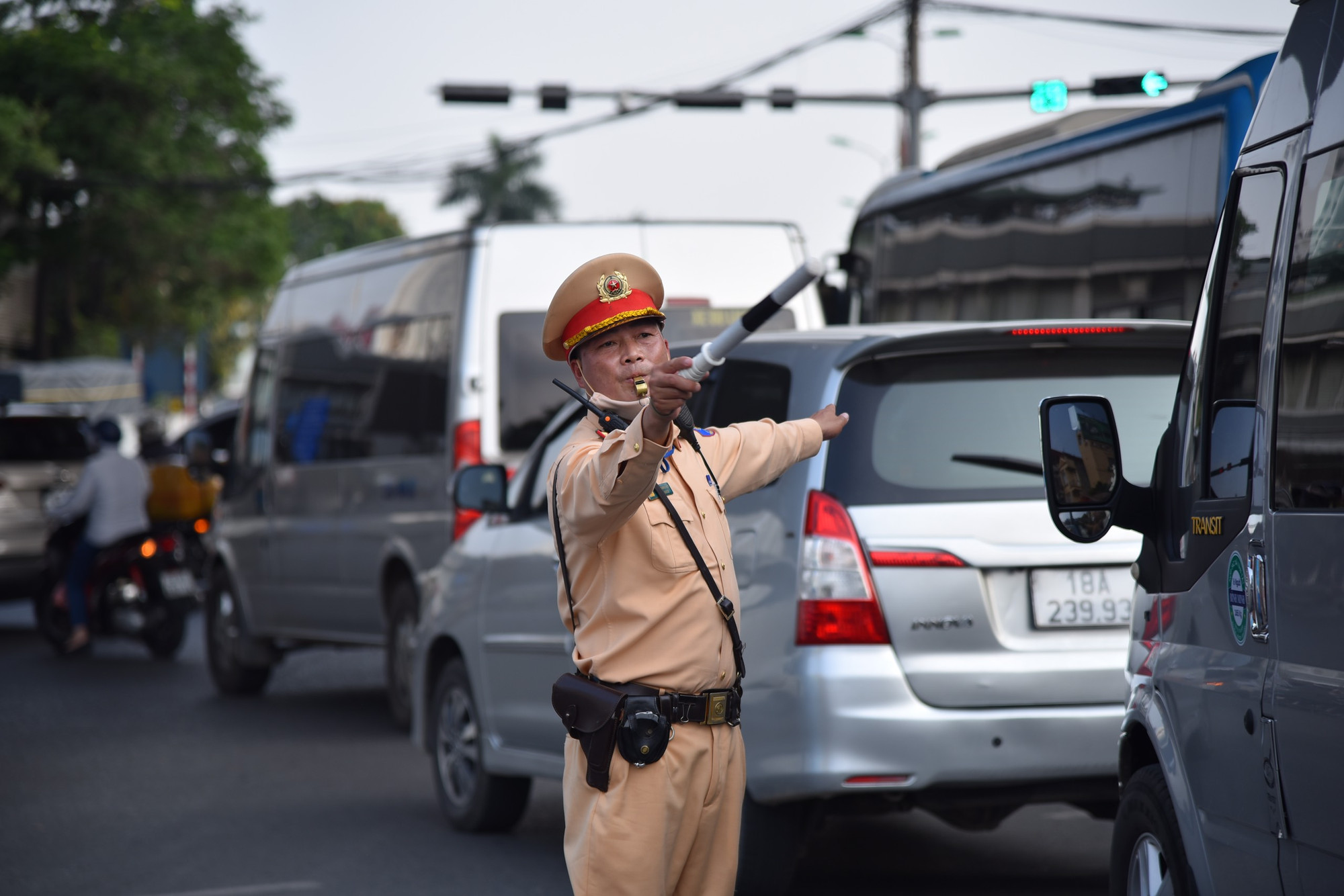Cảnh sát giao thông điều tiết giao thông, chống ùn tắc. (Ảnh: Nhật Quang)