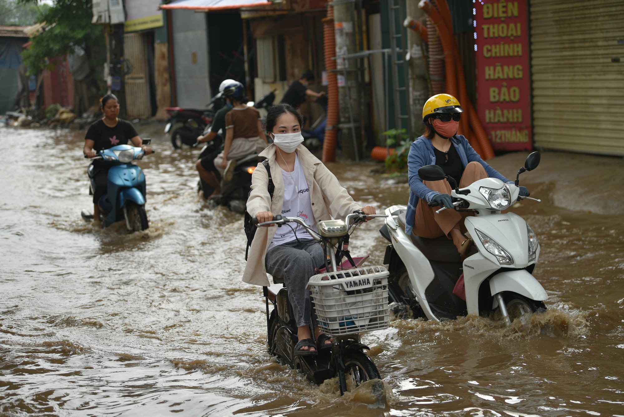 Người dân hy vọng tình trạng úng ngập sẽ sớm được cải thiện trong thời gian tới đây. Người dân hy vọng tình trạng úng ngập sẽ sớm được cải thiện trong thời gian tới đây.