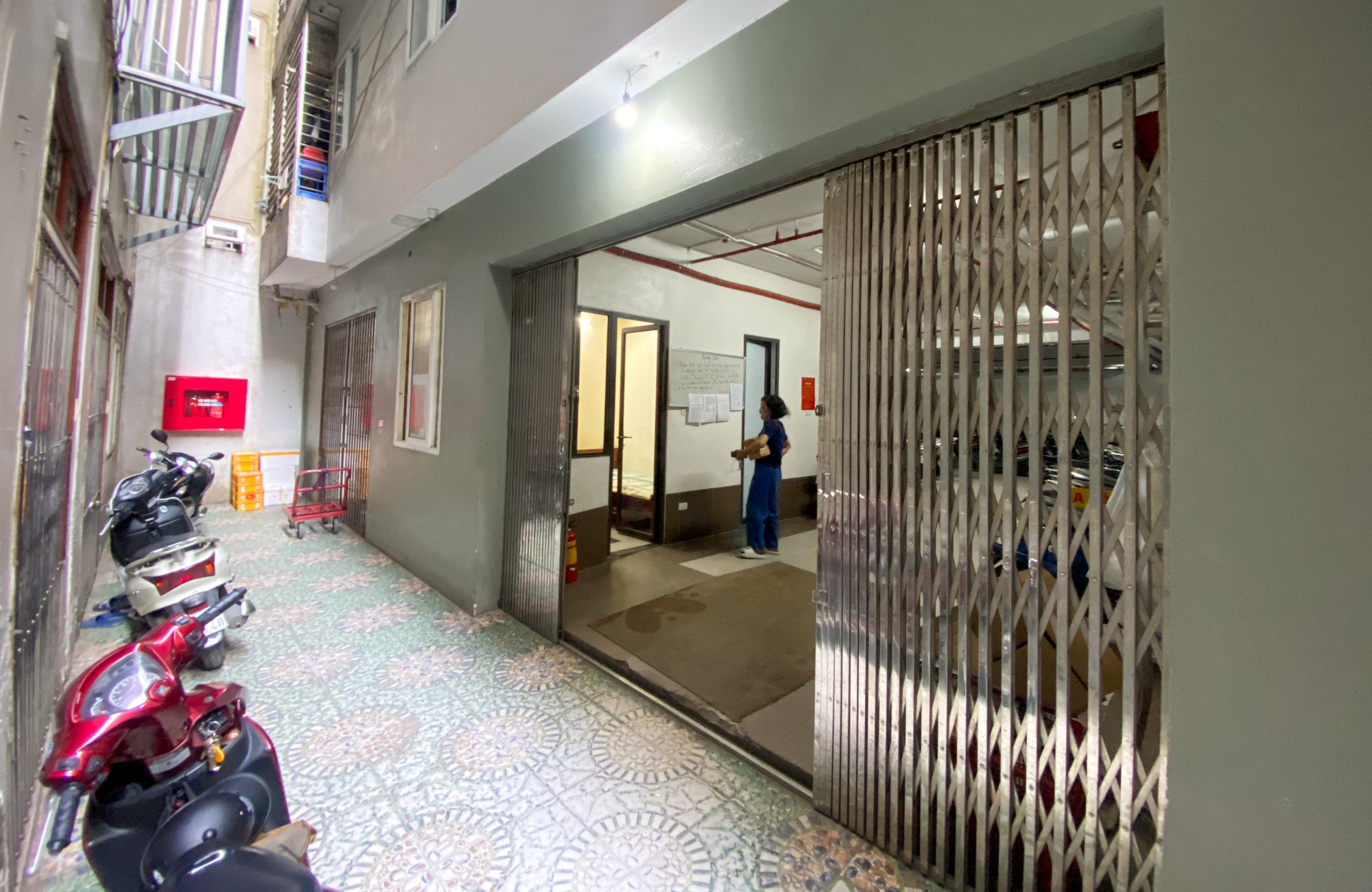 Thang bộ trong nhà là thang hở, không thiết kế cửa chống cháy tại các tầng, không bảo đảm ngăn cháy lan theo phương dọc của tòa nhà.