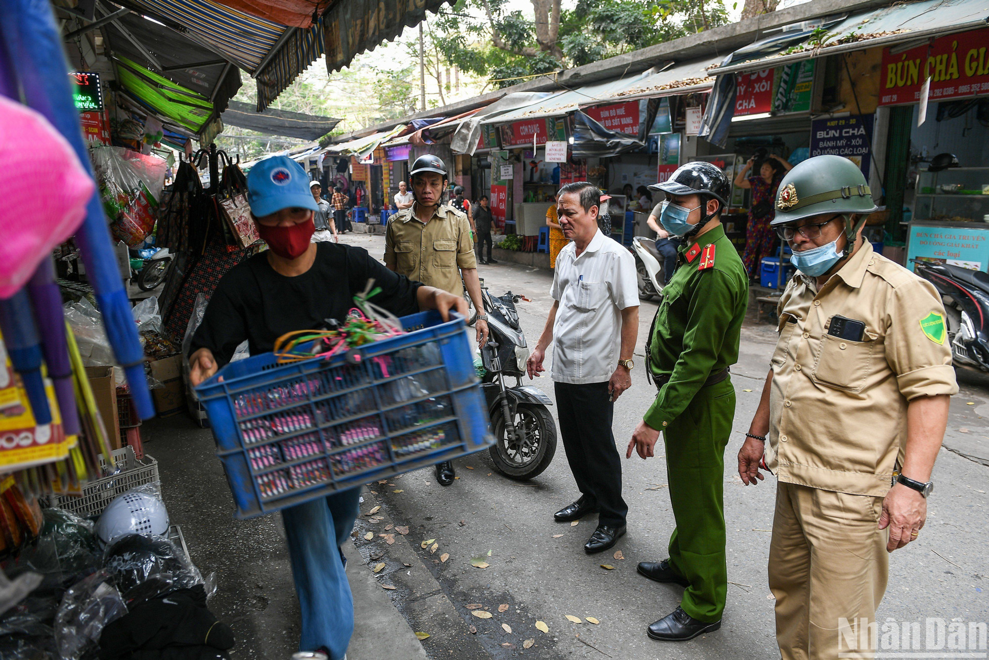 Ông Nguyễn Thao Hùng, Chủ tịch Ủy ban nhân dân phường Trung Liệt cho biết, việc thực hiện kế hoạch "liên phường" đã thể hiện sự quyết tâm của cả hệ thống chính trị, nhân dân, đảng viên và cán bộ trên địa bàn 4 phường trong việc triển khai thực hiện công tác bảo đảm trật tự đô thị, trật tự an toàn giao thông, vệ sinh môi trường tại các khu vực giáp ranh giữa các phường. Ông Nguyễn Thao Hùng, Chủ tịch Ủy ban nhân dân phường Trung Liệt cho biết, việc thực hiện kế hoạch "liên phường" đã thể hiện sự quyết tâm của cả hệ thống chính trị, nhân dân, đảng viên và cán bộ trên địa bàn 4 phường trong việc triển khai thực hiện công tác bảo đảm trật tự đô thị, trật tự an toàn giao thông, vệ sinh môi trường tại các khu vực giáp ranh giữa các phường.
