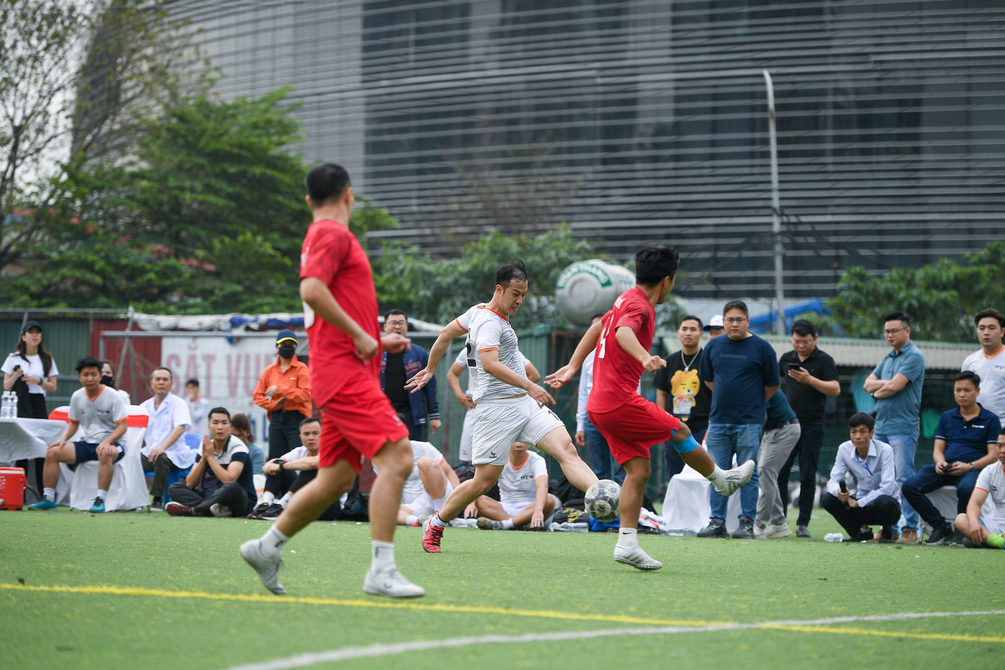 Những nỗ lực tấn công không mệt mỏi đã được cụ thể hóa bằng 2 bàn thắng cho các cầu thủ tới từ báo Tuổi trẻ Thủ đô.