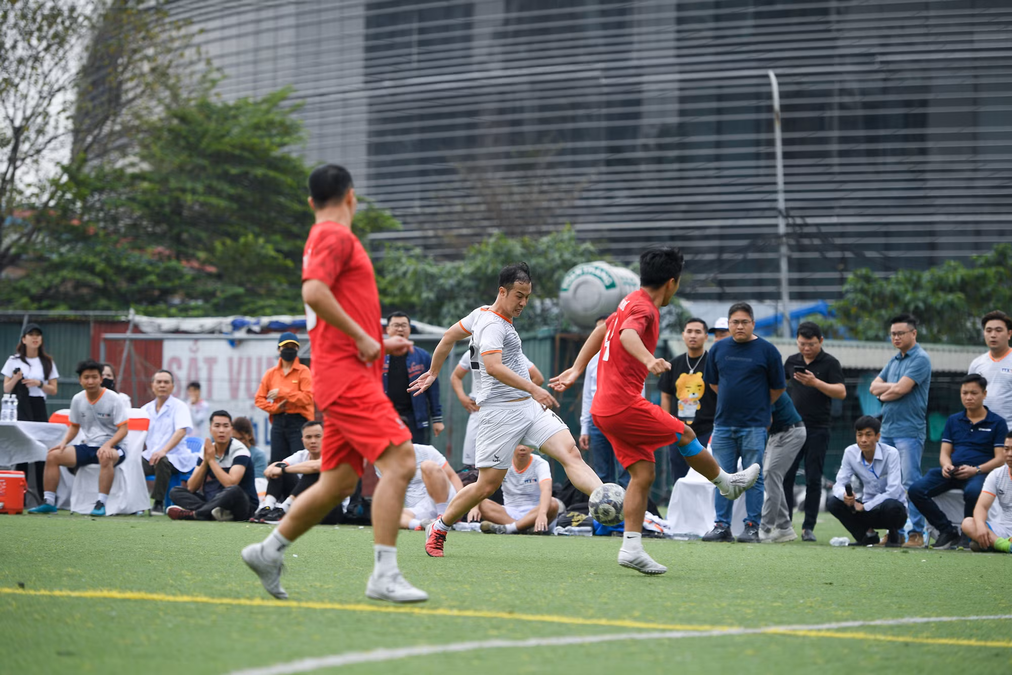 Những nỗ lực tấn công không mệt mỏi đã được cụ thể hóa bằng 2 bàn thắng cho các cầu thủ tới từ báo Tuổi trẻ Thủ đô.