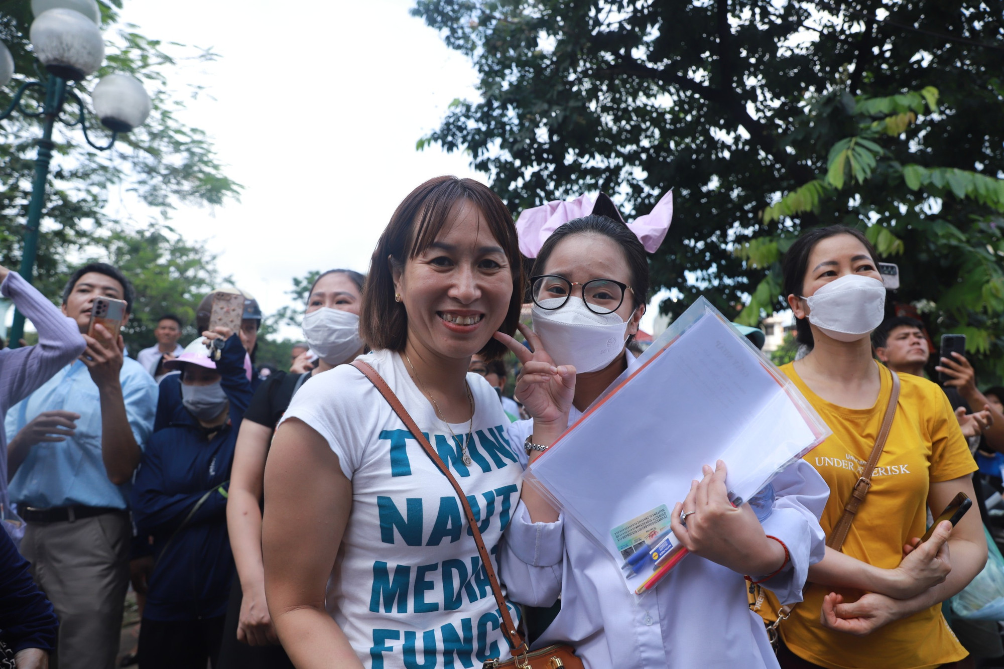 Niềm vui của nữ thí sinh tại điểm trường Trung học Phổ thông Kim Liên (Đống Đa, Hà Nội) sau khi hoàn thành bài Ngữ Văn. (Ảnh: Thành Đạt)