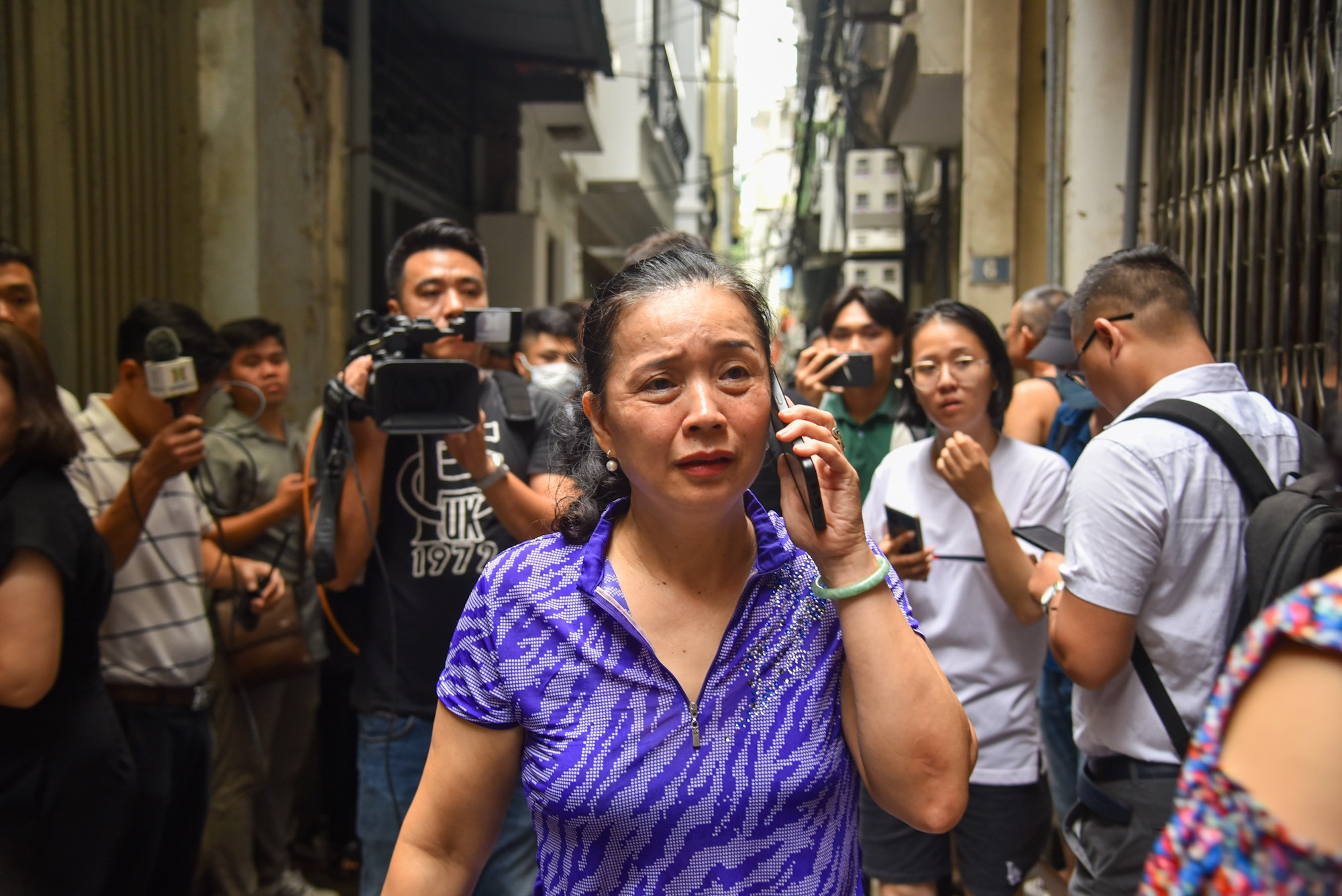 Sáng 13/9, rất đông người vẫn tập trung khu vực chung quanh hiện trường. Nhiều người đau đớn vì chưa thể tìm được người thân. Sáng 13/9, rất đông người vẫn tập trung khu vực chung quanh hiện trường. Nhiều người đau đớn vì chưa thể tìm được người thân.