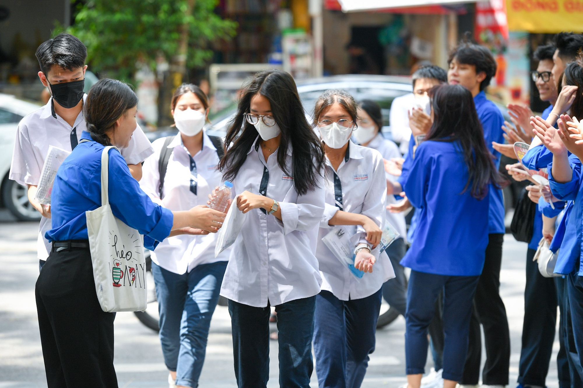 Một chai nước suối, một lời động viên, hỏi han... đó chính là những món quà tinh thần nhỏ bé mà ý nghĩa những thanh niên, sinh viên tình nguyện dành tặng cho các thí sinh. (Ảnh: Thành Đạt)