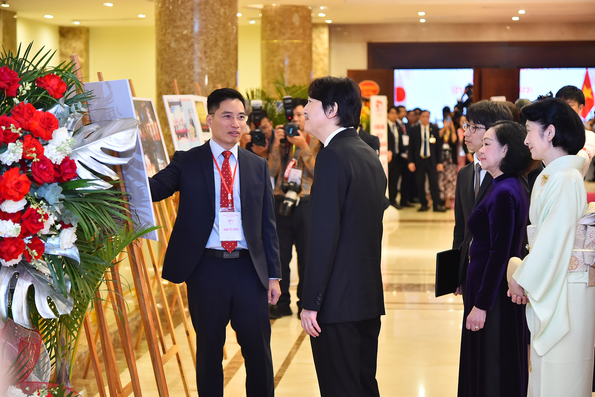 Thường trực Ban Bí thư Trương Thị Mai cùng Hoàng Thái tử Nhật Bản Akishino và Công nương Kiko tham quan triển lãm bên lề Lễ kỷ niệm 50 năm Ngày thiết lập quan hệ ngoại giao Việt Nam-Nhật Bản. Thường trực Ban Bí thư Trương Thị Mai cùng Hoàng Thái tử Nhật Bản Akishino và Công nương Kiko tham quan triển lãm bên lề Lễ kỷ niệm 50 năm Ngày thiết lập quan hệ ngoại giao Việt Nam-Nhật Bản.