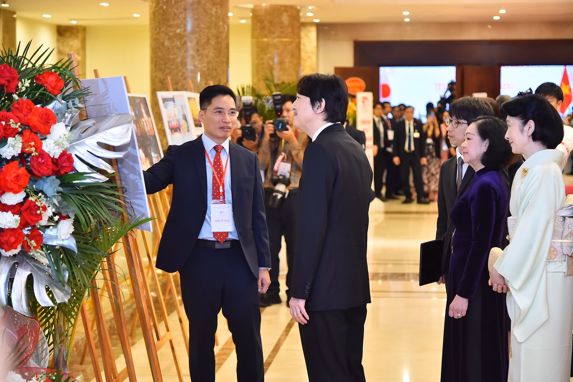 Thường trực Ban Bí thư Trương Thị Mai cùng Hoàng Thái tử Nhật Bản Akishino và Công nương Kiko tham quan triển lãm bên lề Lễ kỷ niệm 50 năm Ngày thiết lập quan hệ ngoại giao Việt Nam-Nhật Bản.