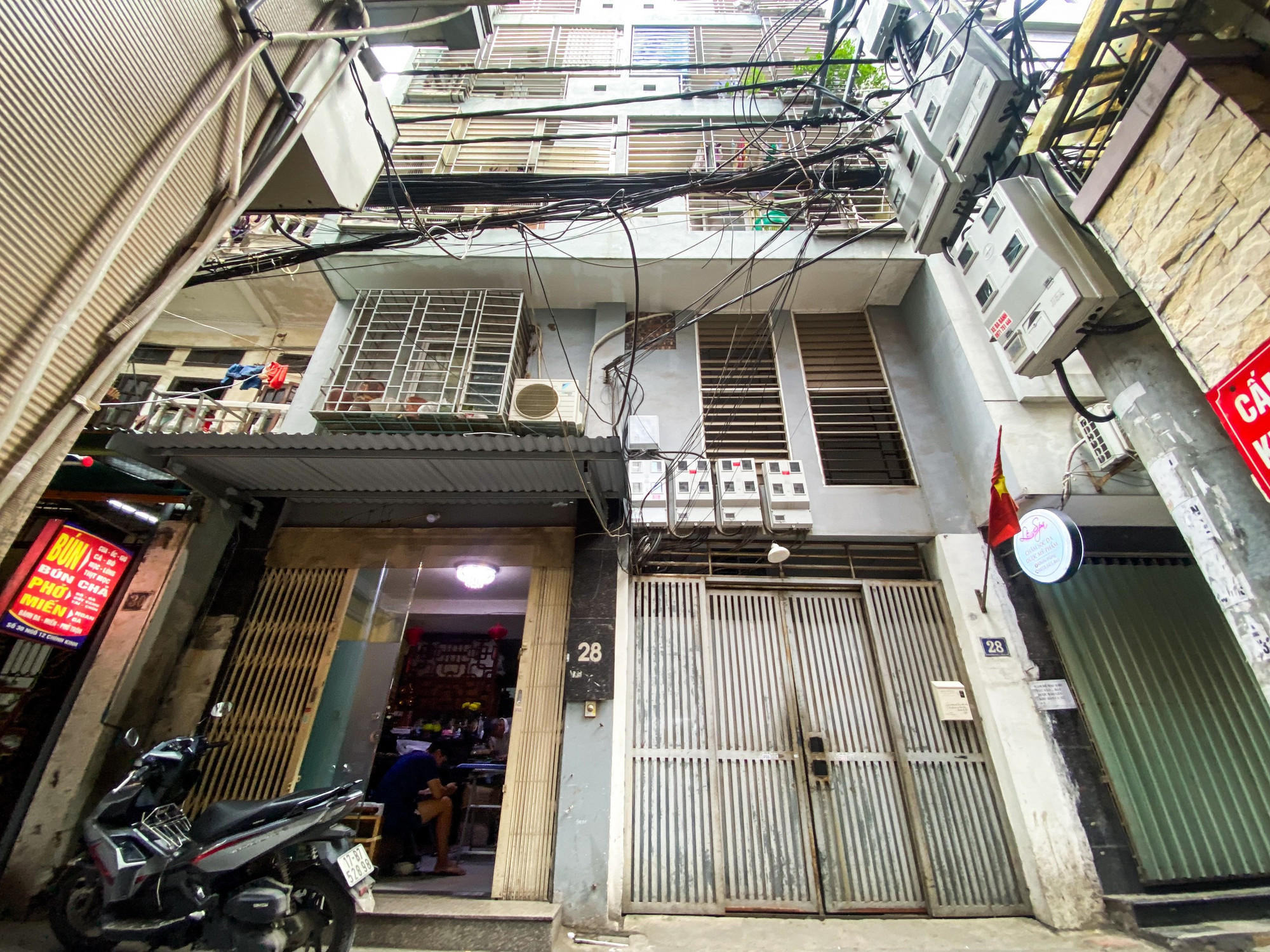 Tại phường Nhân Chính, quận Thanh Xuân, bị can Nghiêm Quang Minh cũng xây dựng căn chung cư mini tại địa chỉ số 28, ngõ 12 phố Chính Kinh. Tòa nhà có chiều cao 8 tầng trên thực tế.