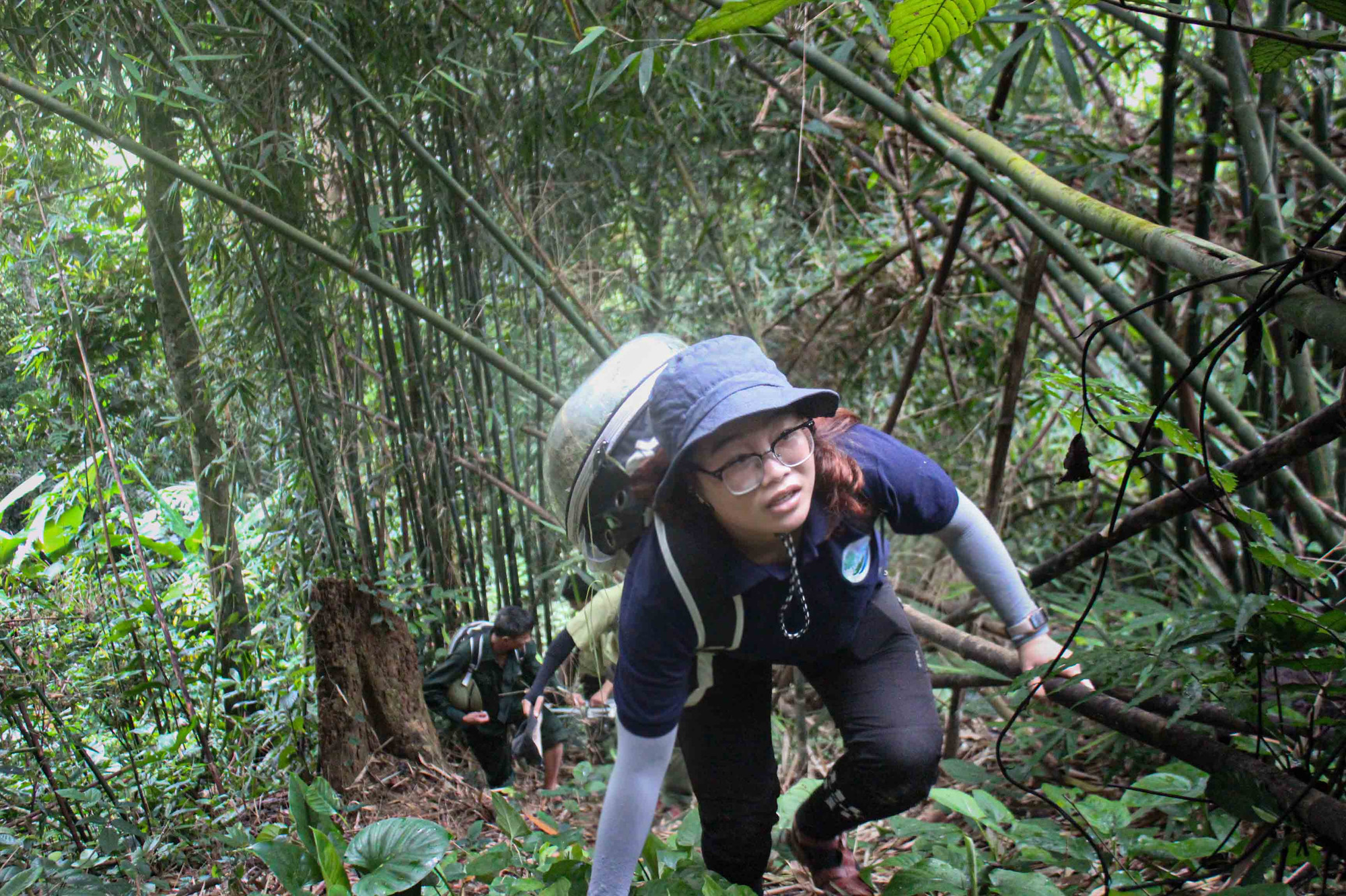 Để bảo đảm việc thả rùa kết thúc trước khi trời tối và trong môi trường phù hợp, đoàn tái thả đã chia thành 2 nhóm, di chuyển theo 2 hướng khác nhau. Đoàn thả rùa đã phải di chuyển qua nhiều địa hình phức tạp, nhằm bảo đảm khoảng cách nhất định giữa các cá thể, phù hợp với tập tính sống đơn lẻ của rùa hộp trán vàng miền bắc. (Ảnh: Trung tâm Bảo tồn Thiên nhiên và Phát triển - CCD)