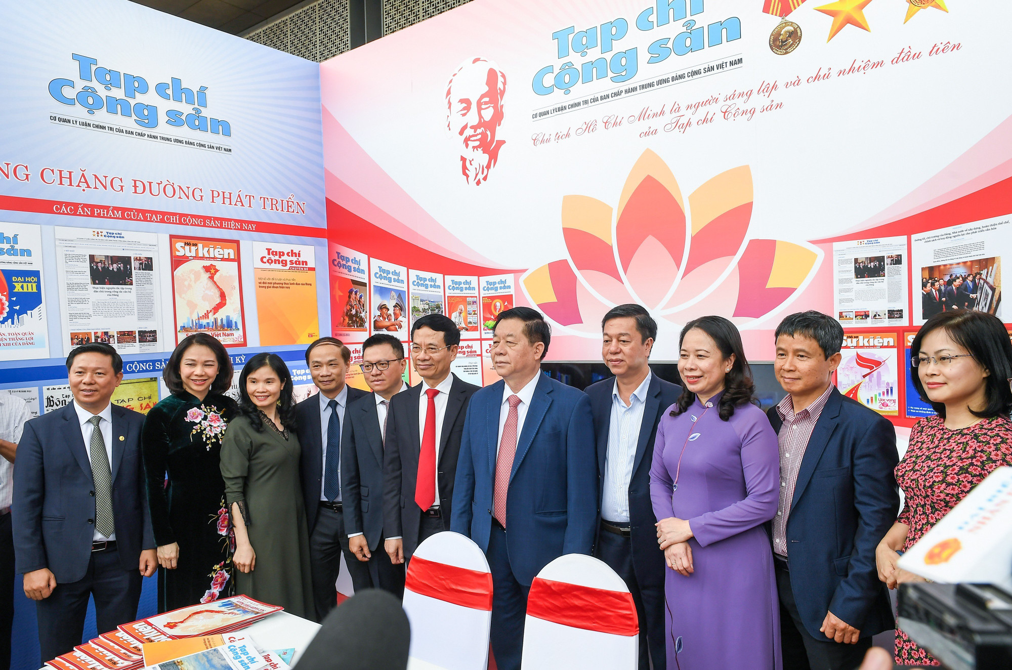 Các đại biểu chụp ảnh lưu niệm tại gian trưng bày của Tạp chí Cộng sản.