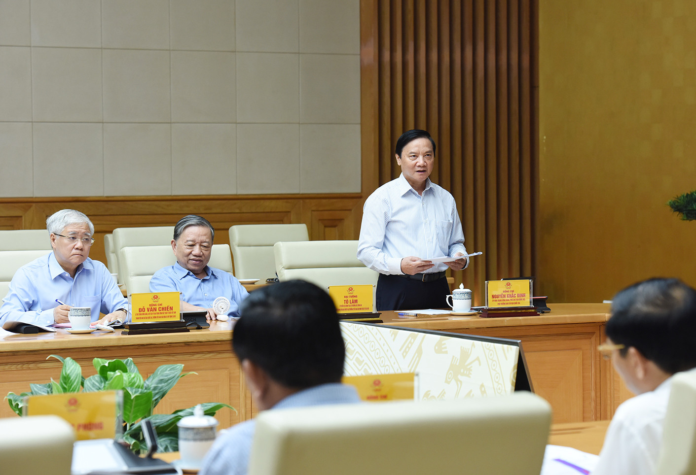 Phó Chủ tịch Quốc hội Nguyễn Khắc Định phát biểu.