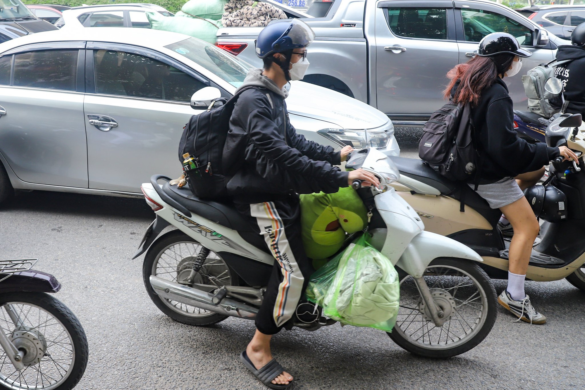 Không ít người lựa chọn di chuyển về quê bằng xe máy cá nhân.