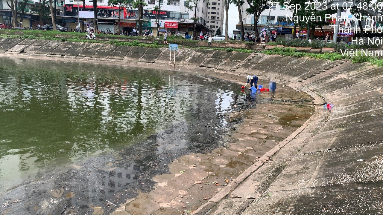 Công nhân vớt dầu thải xuất hiện trên mặt hồ vào lúc 7 giờ 48 phút sáng 27/9. Công nhân vớt dầu thải xuất hiện trên mặt hồ vào lúc 7 giờ 48 phút sáng 27/9.