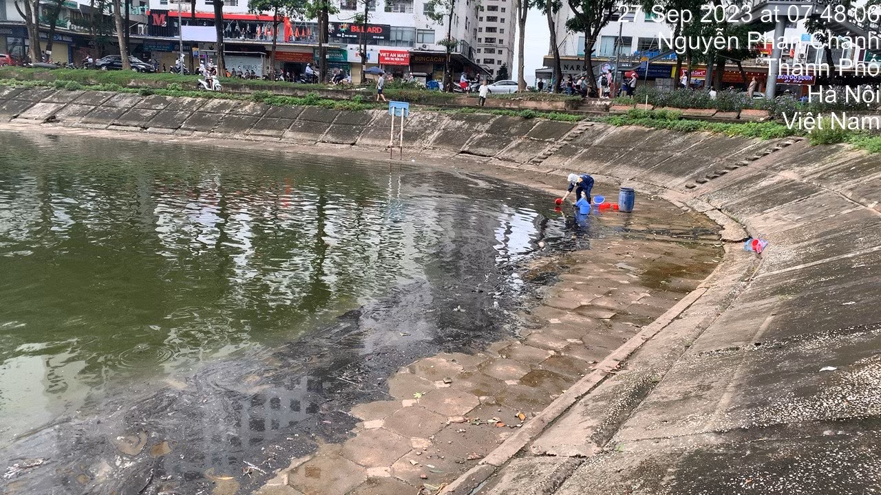 Công nhân vớt dầu thải xuất hiện trên mặt hồ vào lúc 7 giờ 48 phút sáng 27/9.