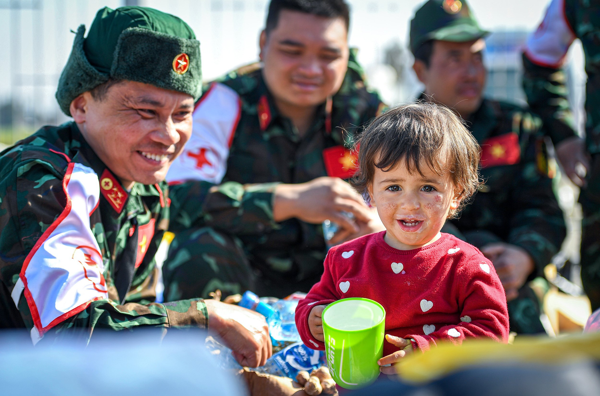 Bé Marie, 2 tuổi cùng người nhà tới tận khu đóng quân của đoàn Việt Nam để xin thực phẩm. Em vẫn còn quá nhỏ để ý thức hết nỗi đau mà cha mẹ đang trải qua.