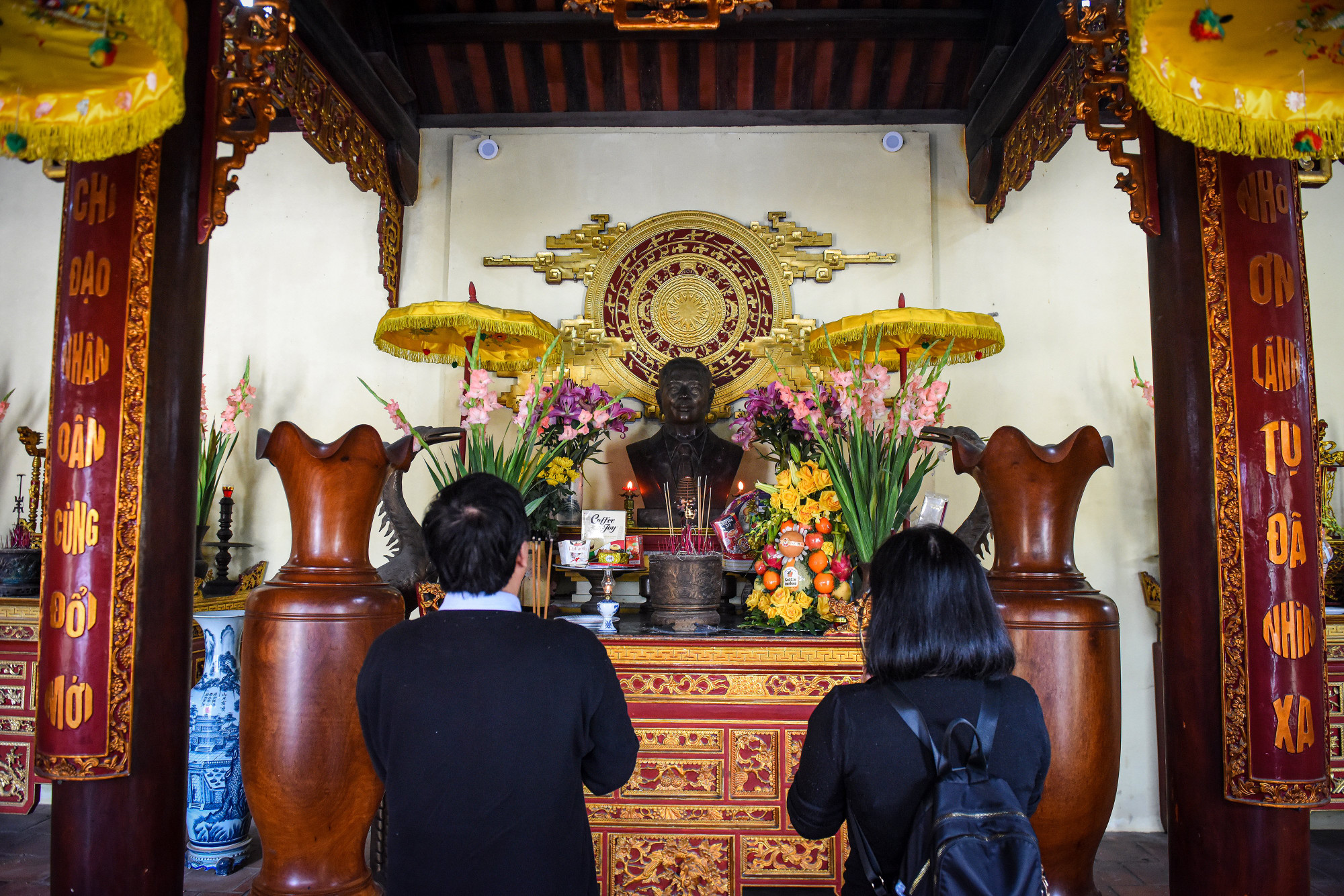 Những đoàn khách tới dâng hương tại Khu tưởng niệm trong những ngày tháng 4.