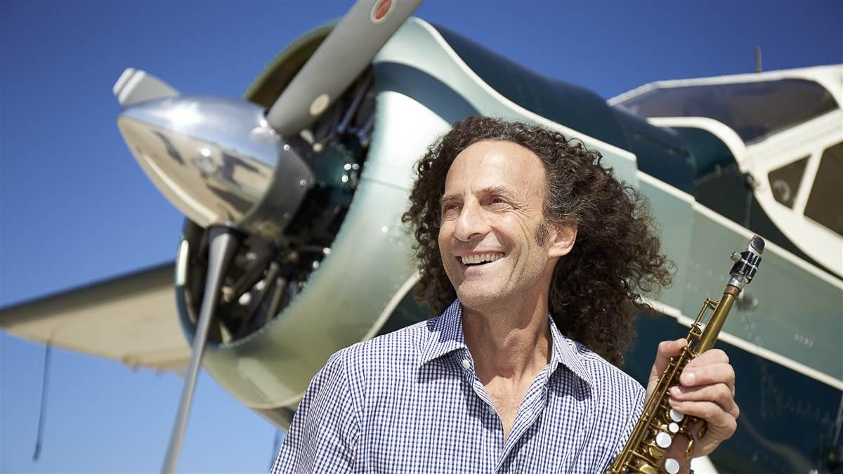Kenny G thường xuyên tự lái phi cơ đi biểu diễn. (Ảnh: Mike Fizer/AOPA)