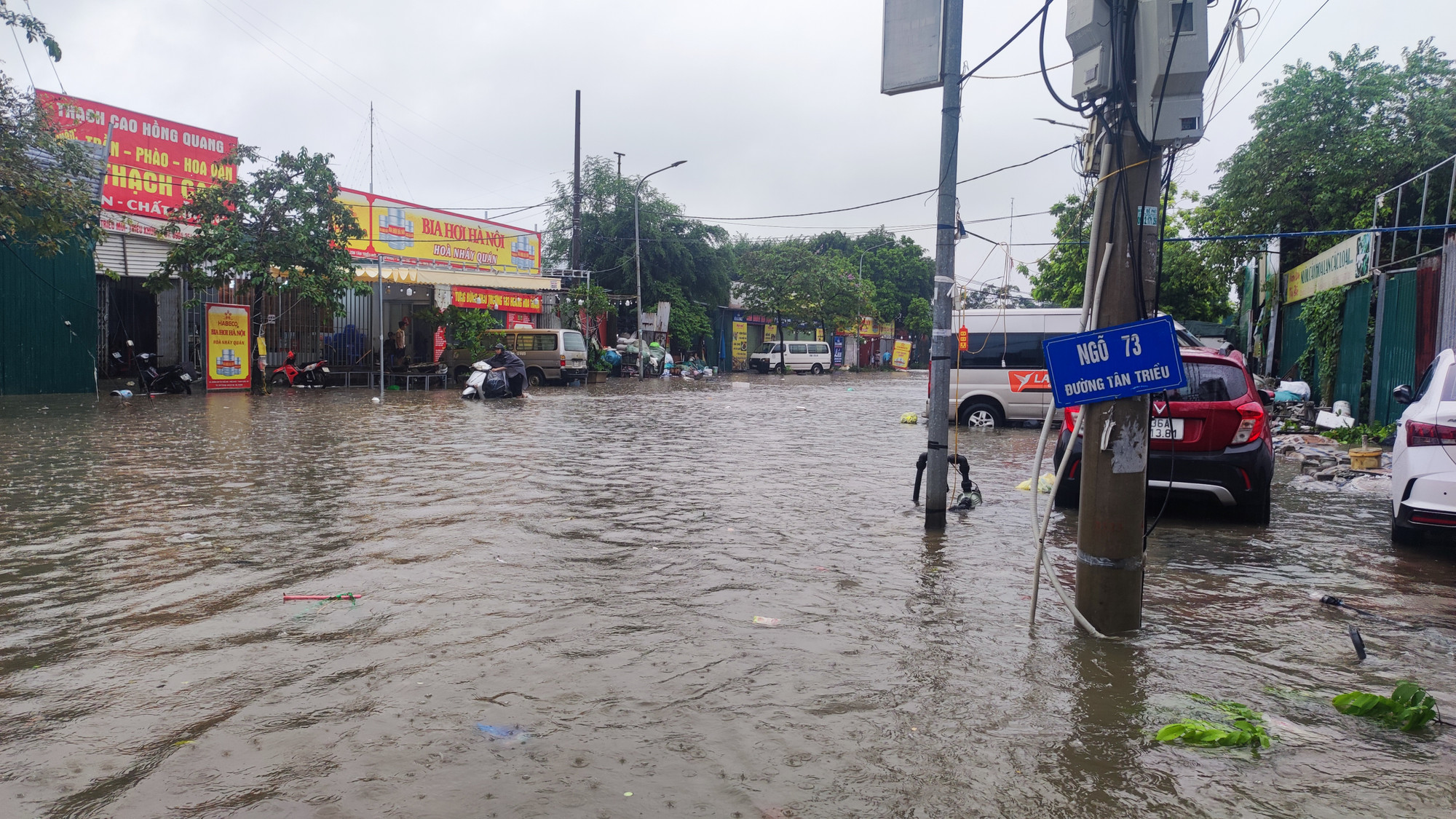 Nước ngập cao đến cả mét tại khu vực ngõ 73 Tân Triều.