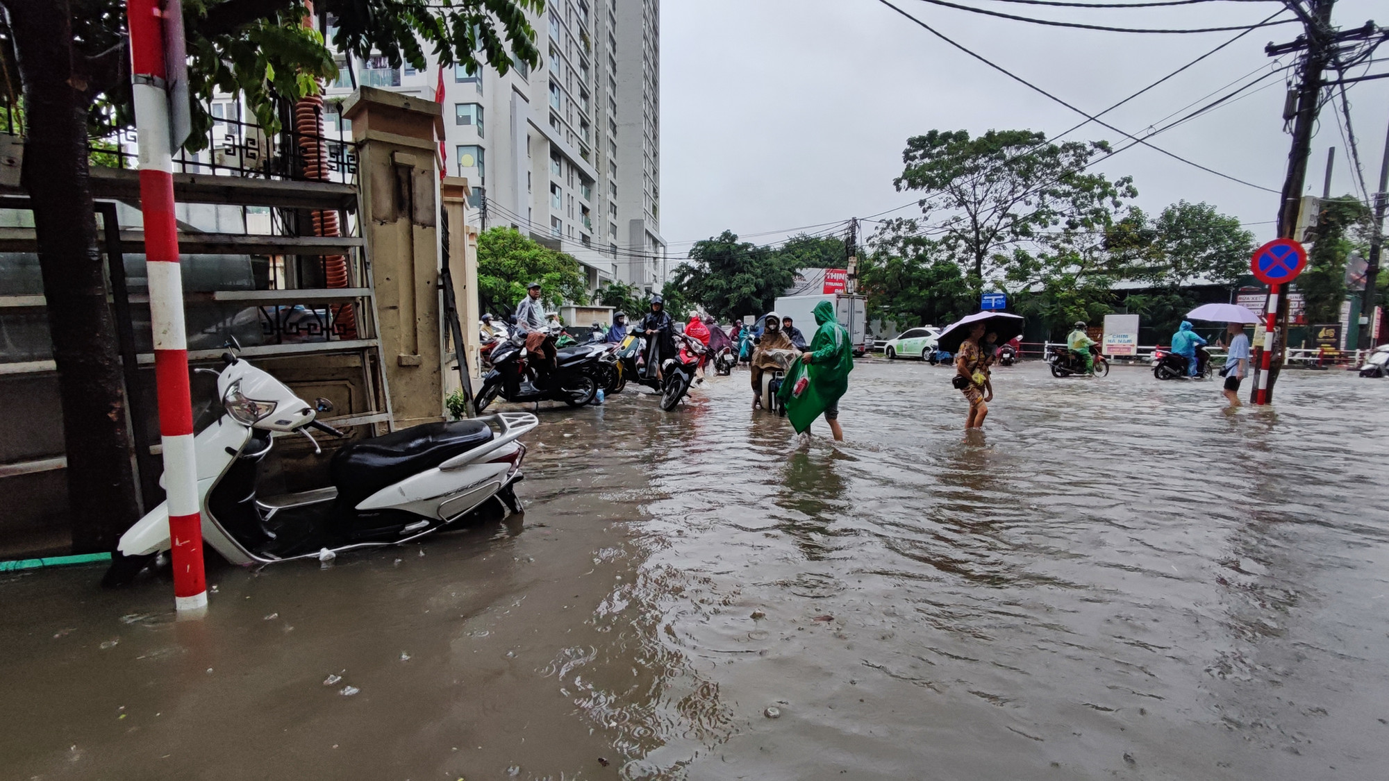 Tại khu vực Tân Triều, Triều Khúc... tình trạng ngập úng cũng rất nghiêm trọng.