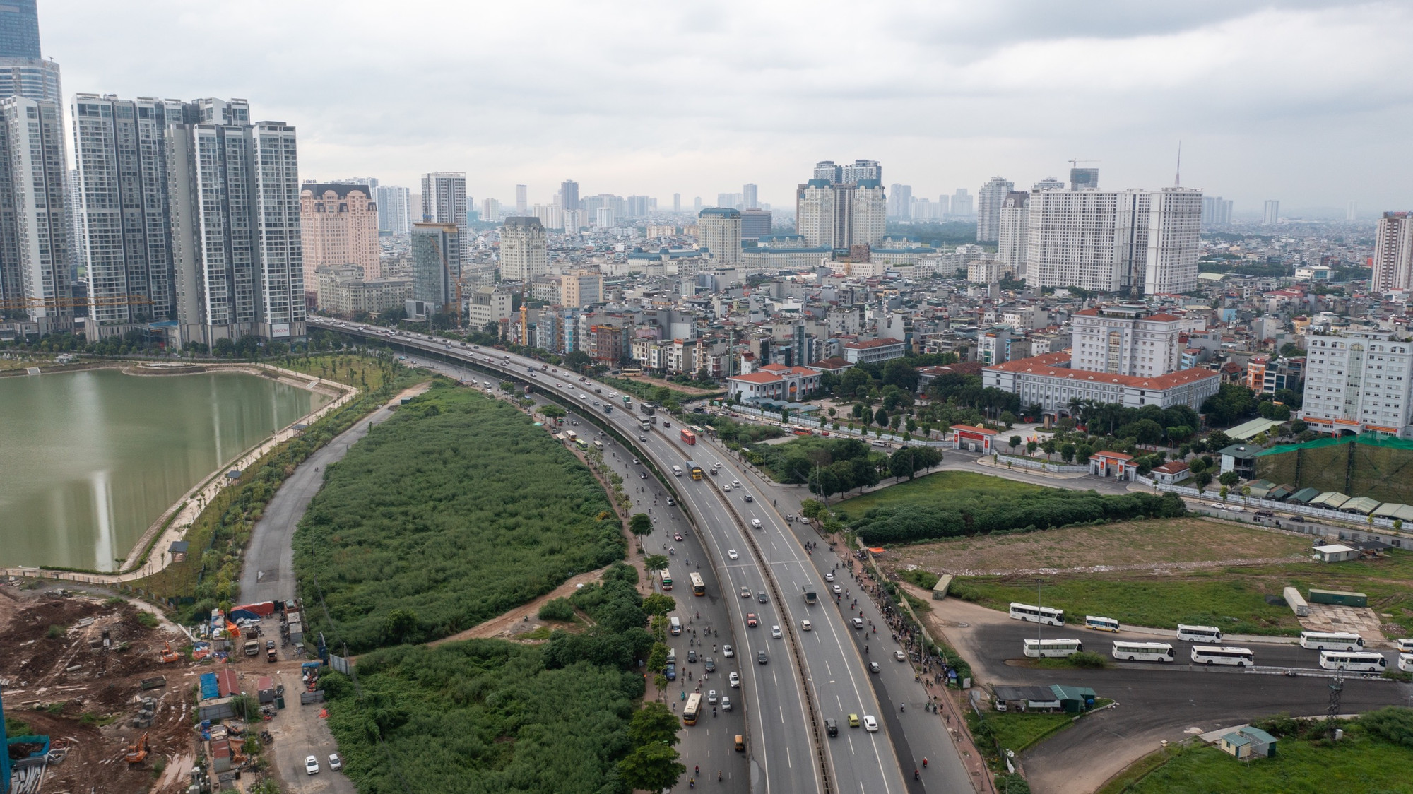 Cùng thời điểm, đường vành đai 3 trên cao khá thoáng đãng. Các phương tiện có thể di chuyển dễ dàng theo cả hai chiều. (Ảnh: THÀNH ĐẠT)