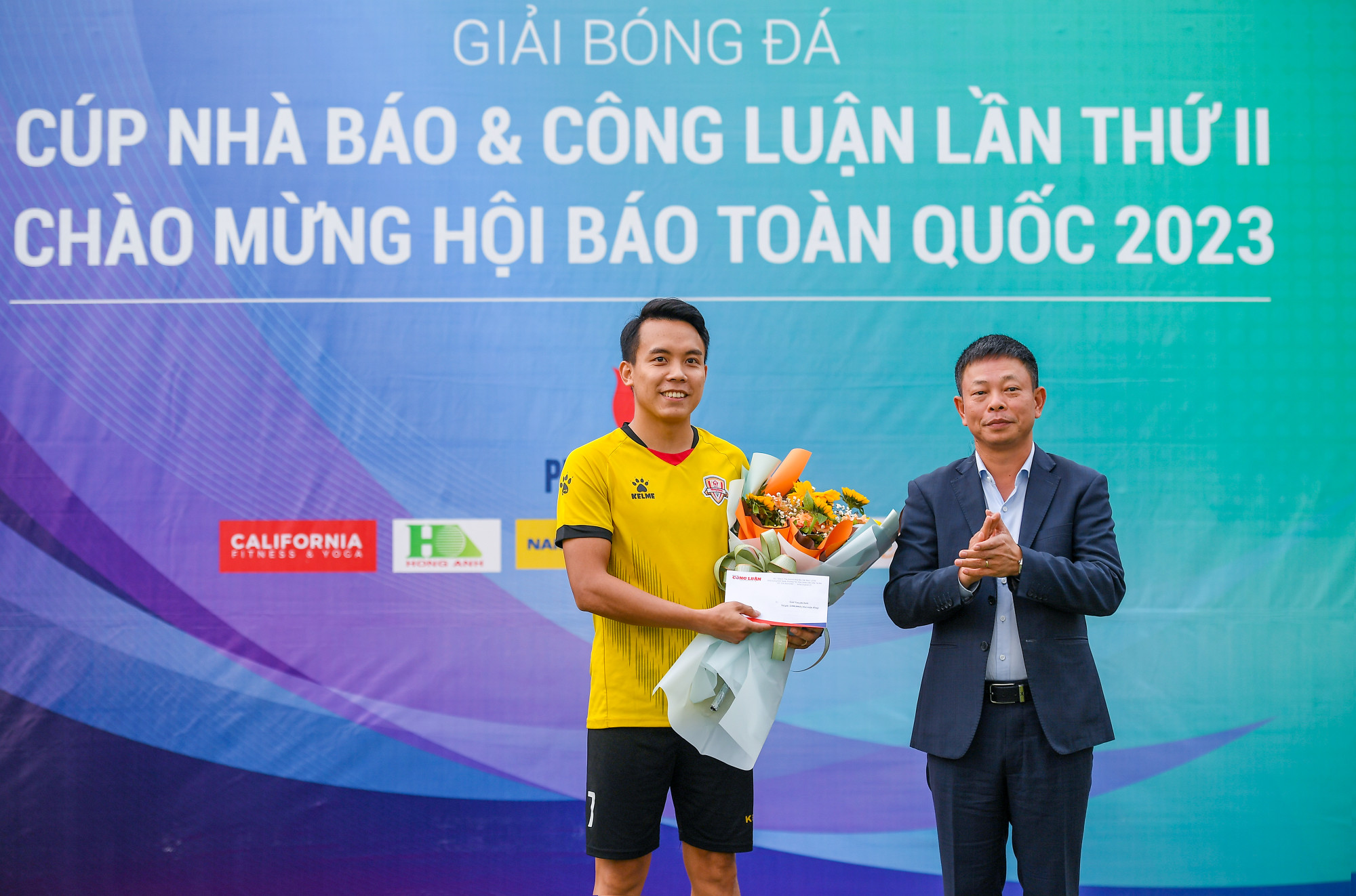 Cũng tại lễ bế mạc, ban tổ chức đã trao nhiều giải cá nhân cho các cầu thủ "nhà báo".