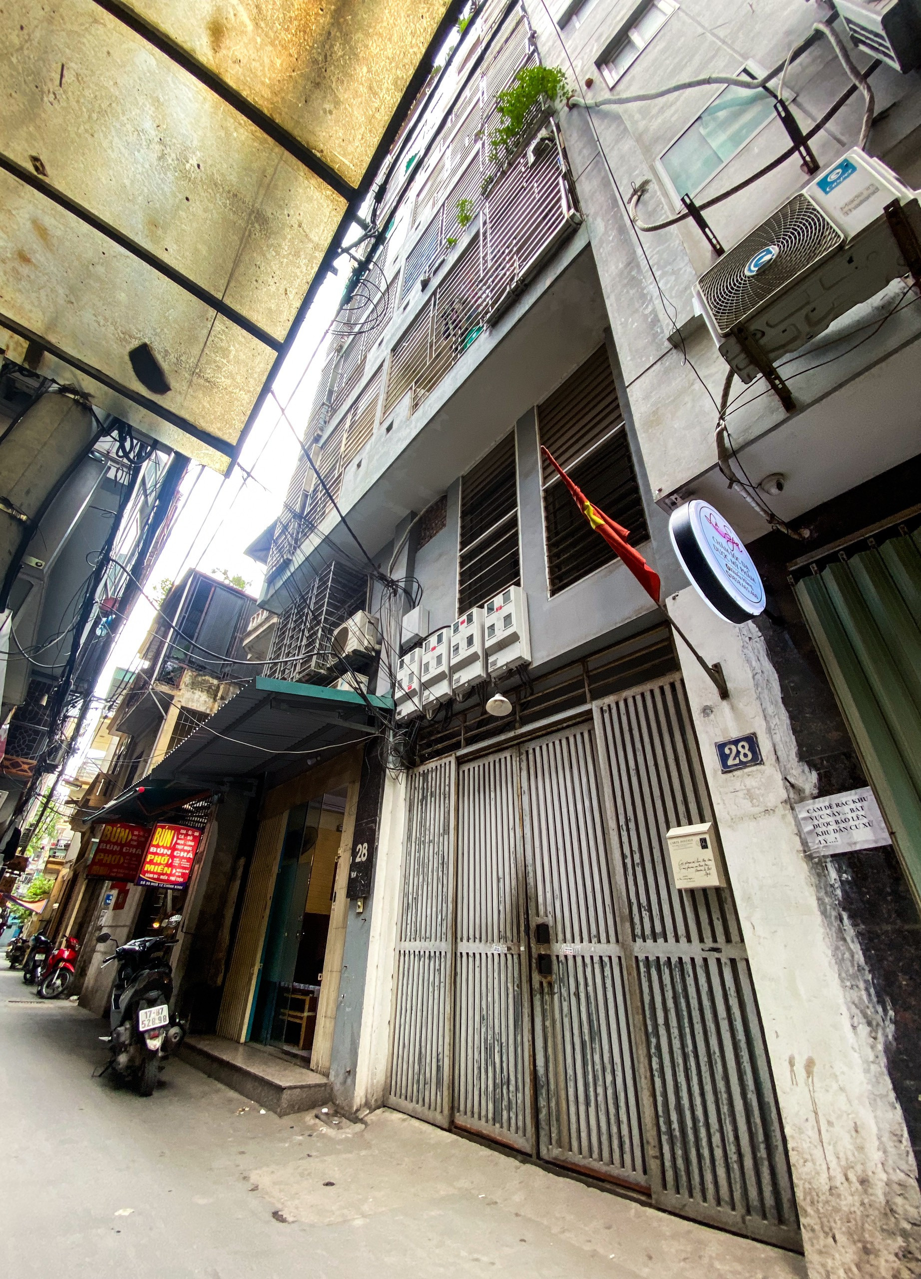 Chung cư này nằm sâu trong ngõ nhỏ và chỉ có duy nhất 1 lối thoát nạn là cửa tầng 1, nơi được tận dụng làm chỗ để xe của 15 hộ dân.