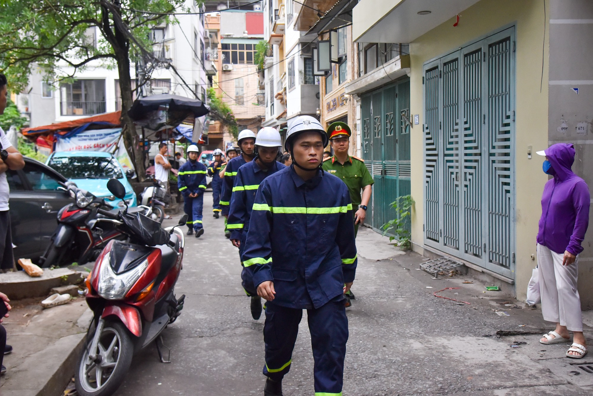 Tới trưa cùng ngày, lực lượng cảnh sát phòng cháy, chữa cháy tiếp tục được tăng cường tới hiện trường.