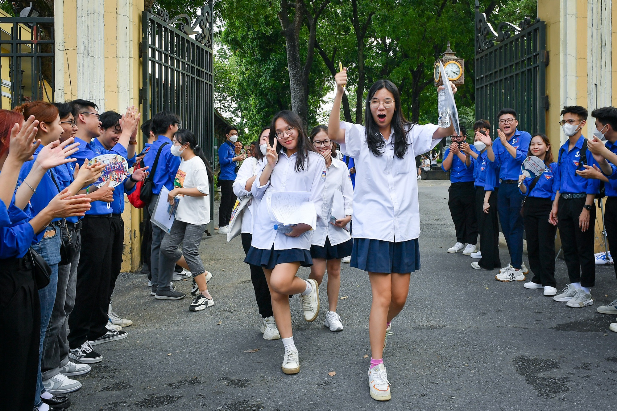 Niềm vui của các nữ sinh khi rời điểm thi. (Ảnh: Thành Đạt)