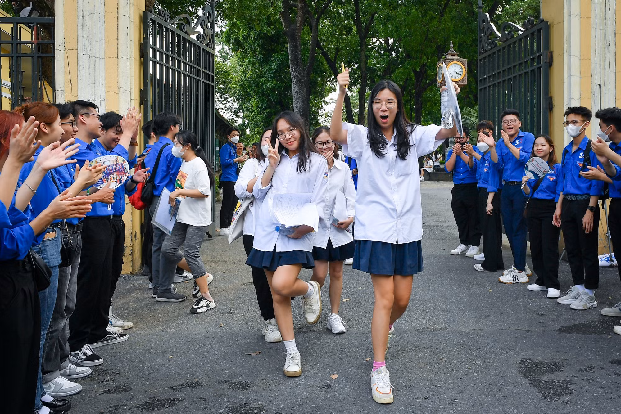 Niềm vui của các nữ sinh khi rời điểm thi. (Ảnh: Thành Đạt)