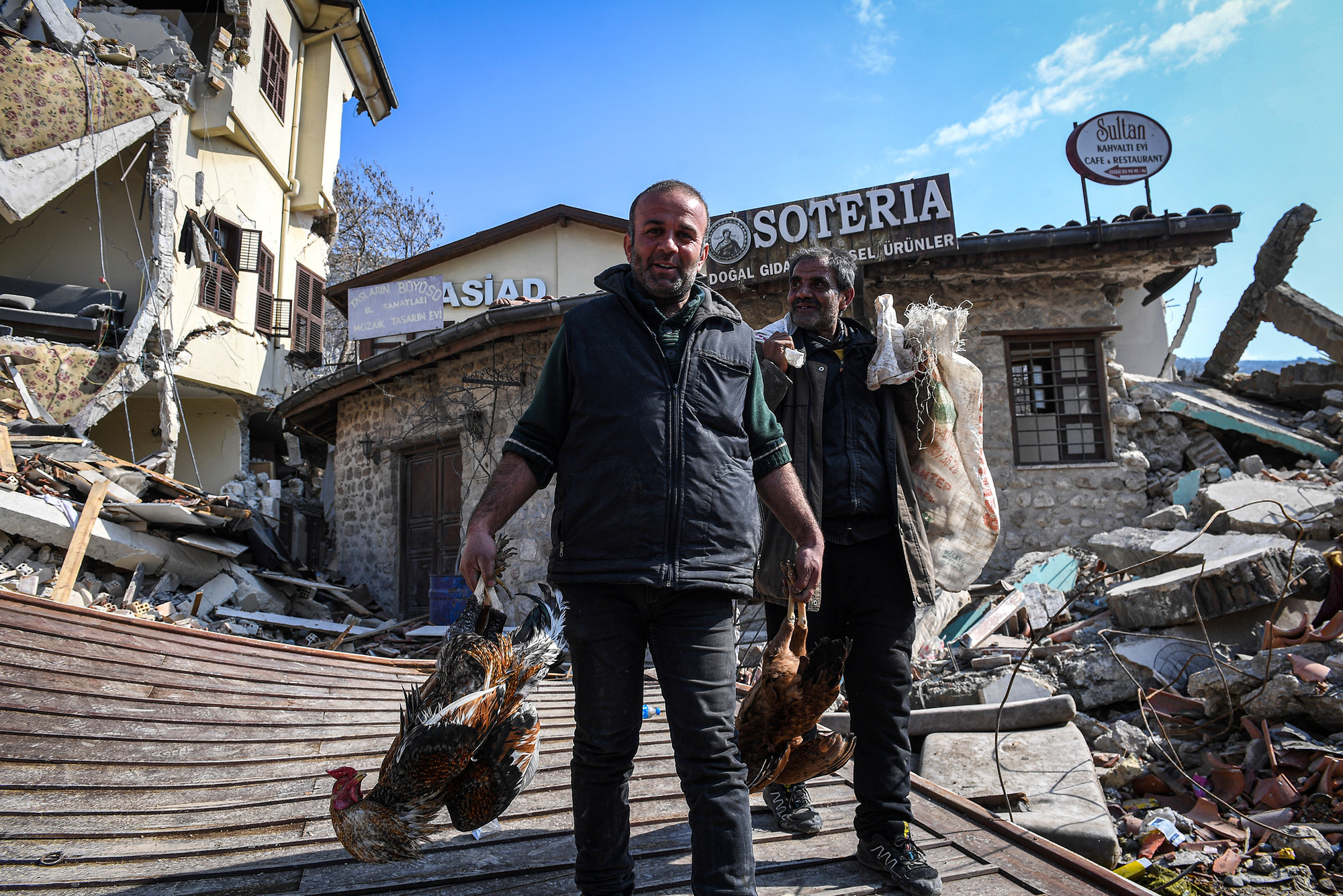 Fuat cùng người bạn quay trở lại ngôi nhà của mình. Vượt qua gạch đá, ông đã tìm được 5 con gà còn sống sót sau trận động đất. Đây là niềm vui bất ngờ của ông và người bạn đồng hành.