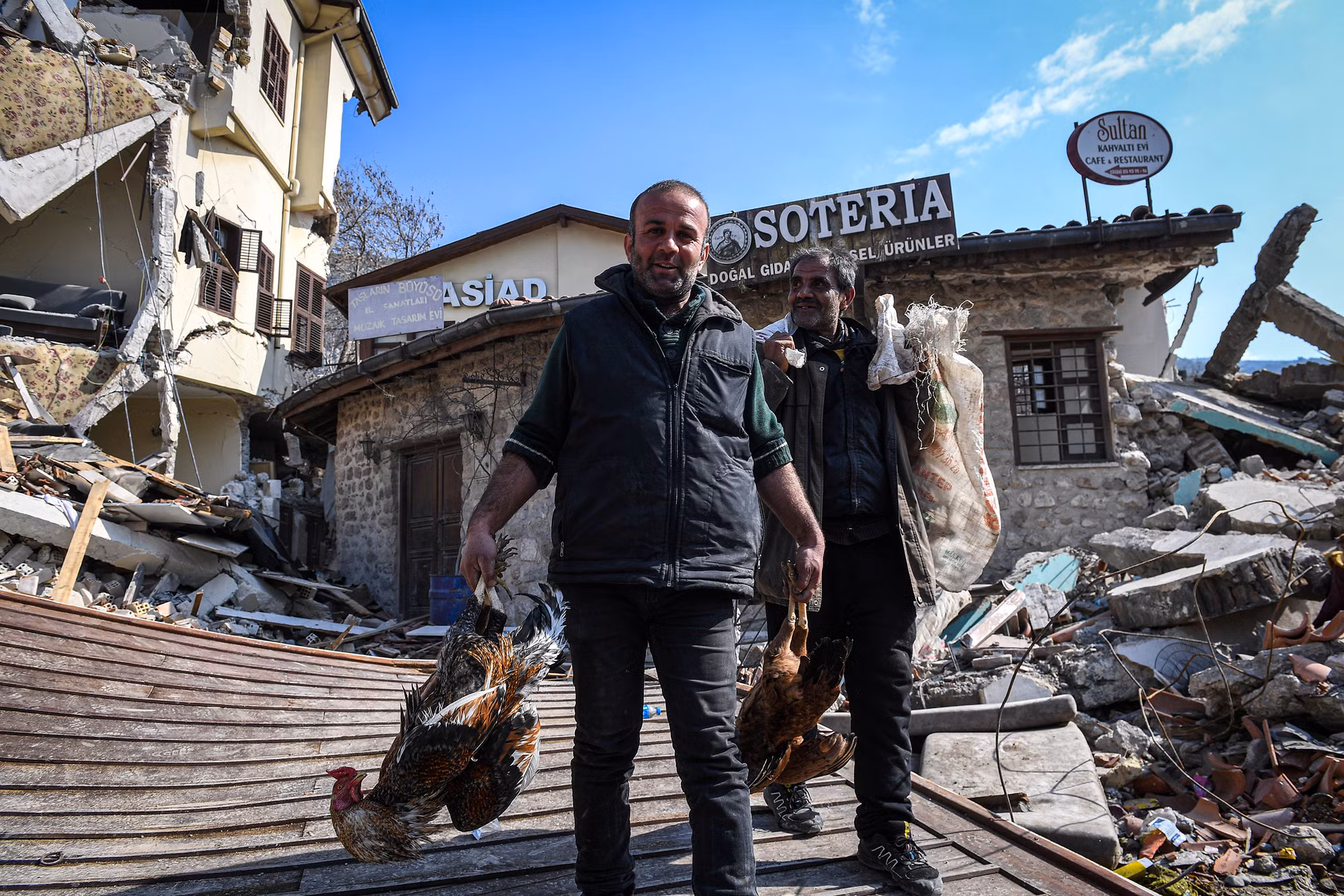 Fuat cùng người bạn quay trở lại ngôi nhà của mình. Vượt qua gạch đá, ông đã tìm được 5 con gà còn sống sót sau trận động đất. Đây là niềm vui bất ngờ của ông và người bạn đồng hành.