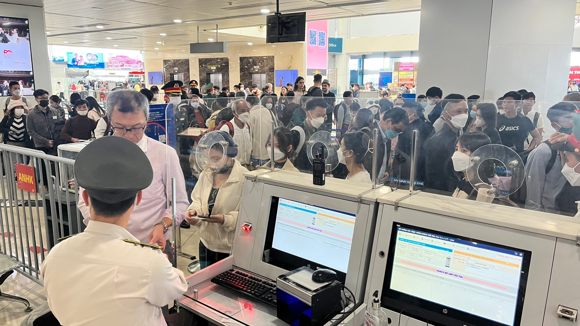 Rất đông khách hàng xếp hàng kiểm tra, làm thủ tục tại sân bay quốc tế Nội Bài. (Ảnh: NIA)