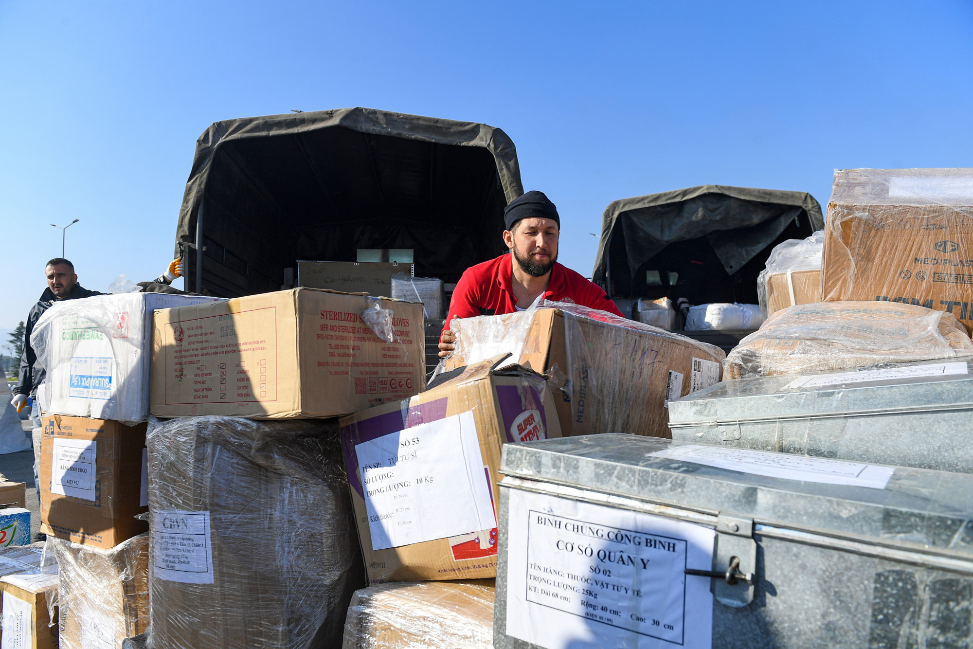 Đoàn Quân đội nhân dân Việt Nam tặng trang thiết bị y tế cho nước bạn Thổ Nhĩ Kỳ trước khi về nước.