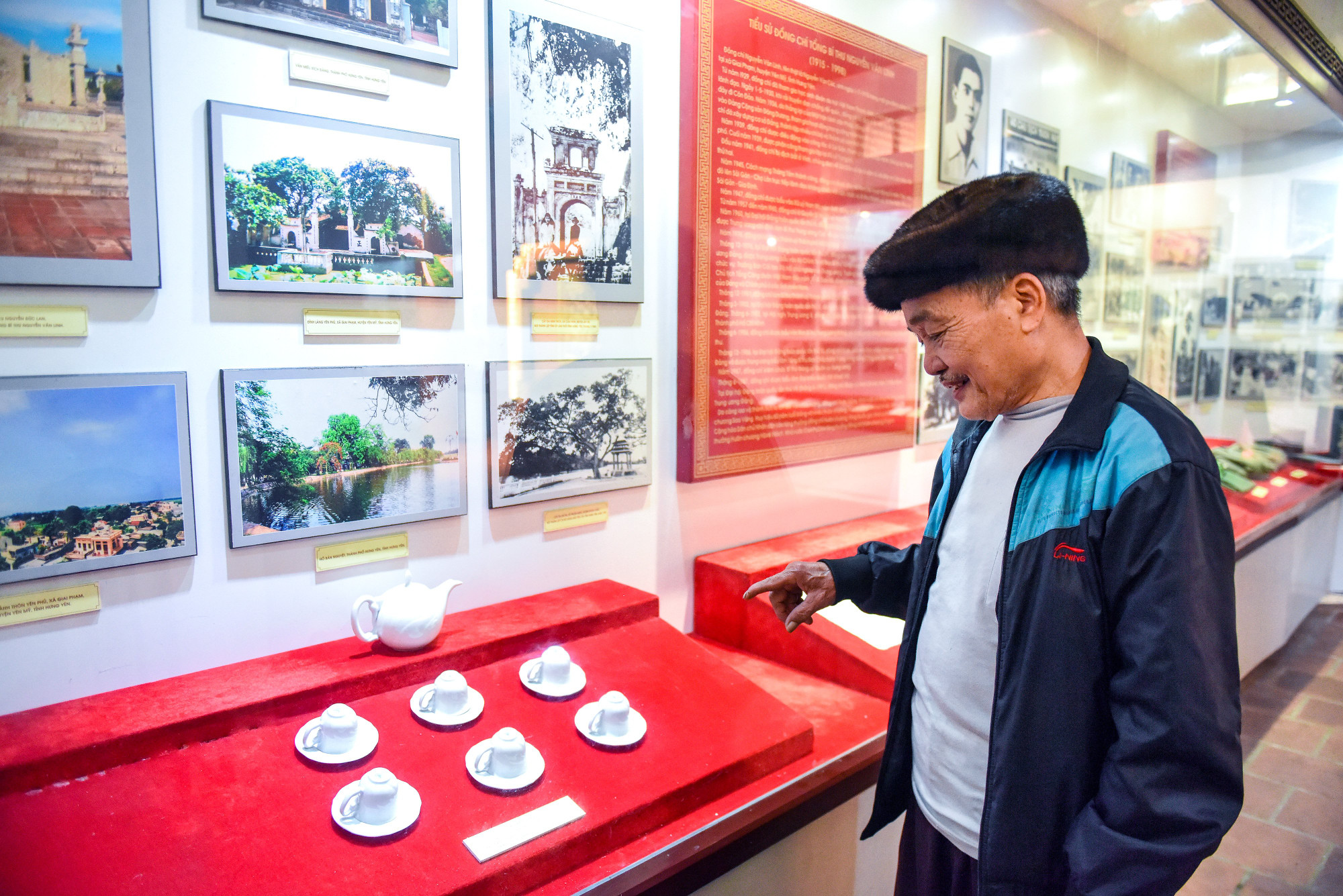 Ông Được bên bộ ấm chén được Tổng Bí thư tặng trong một lần về thăm quê hương. Năm 2004, sau khi Khu tưởng niệm được xây dựng xong, ông Được đã tặng lại kỷ vật này cho di tích.