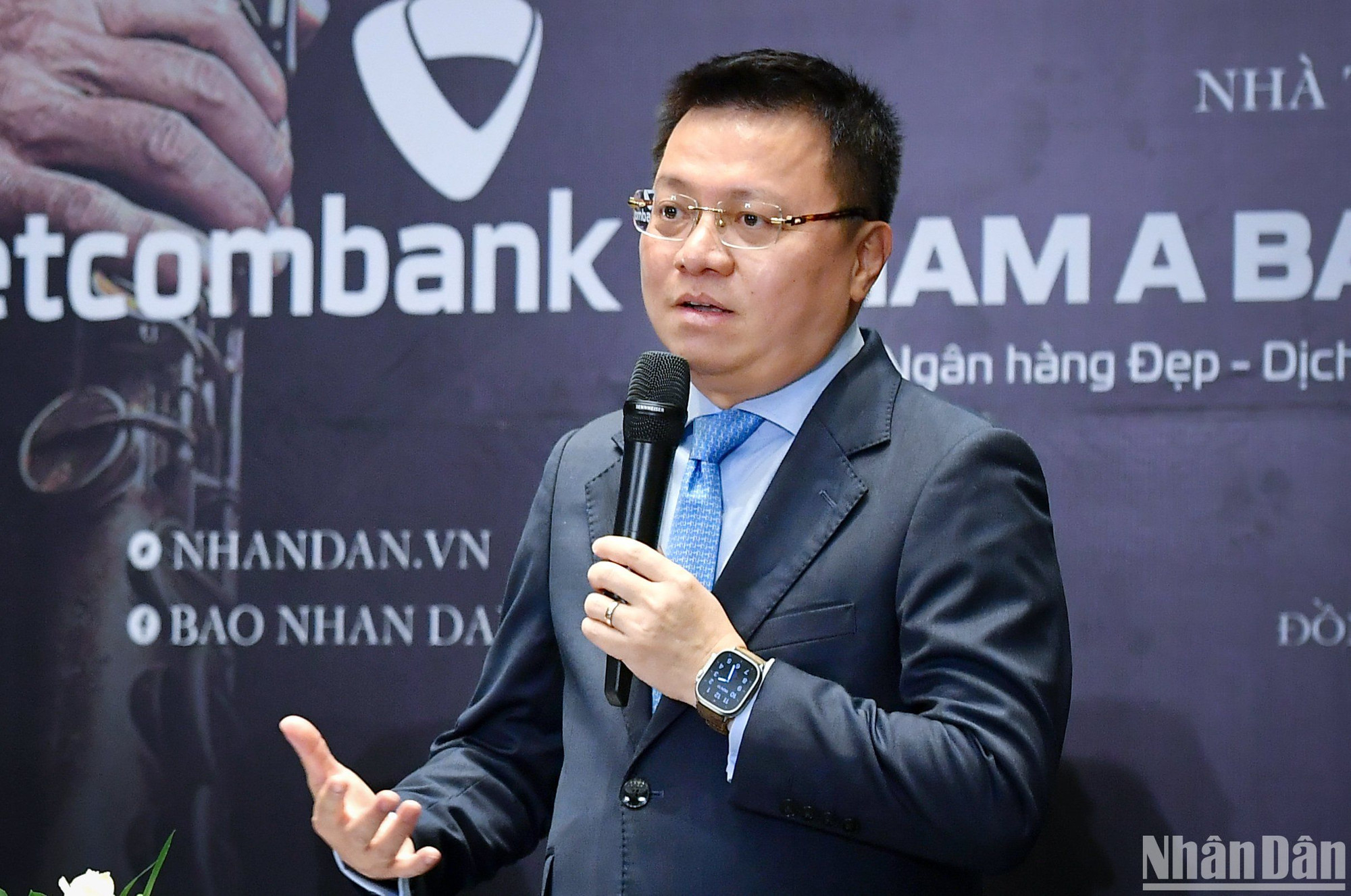 Đồng chí Lê Quốc Minh, Tổng Biên tập Báo Nhân Dân, Phó Trưởng Ban Tuyên giáo Trung ương, Chủ tịch Hội Nhà báo Việt Nam cùng Kenny G tại buổi họp báo 