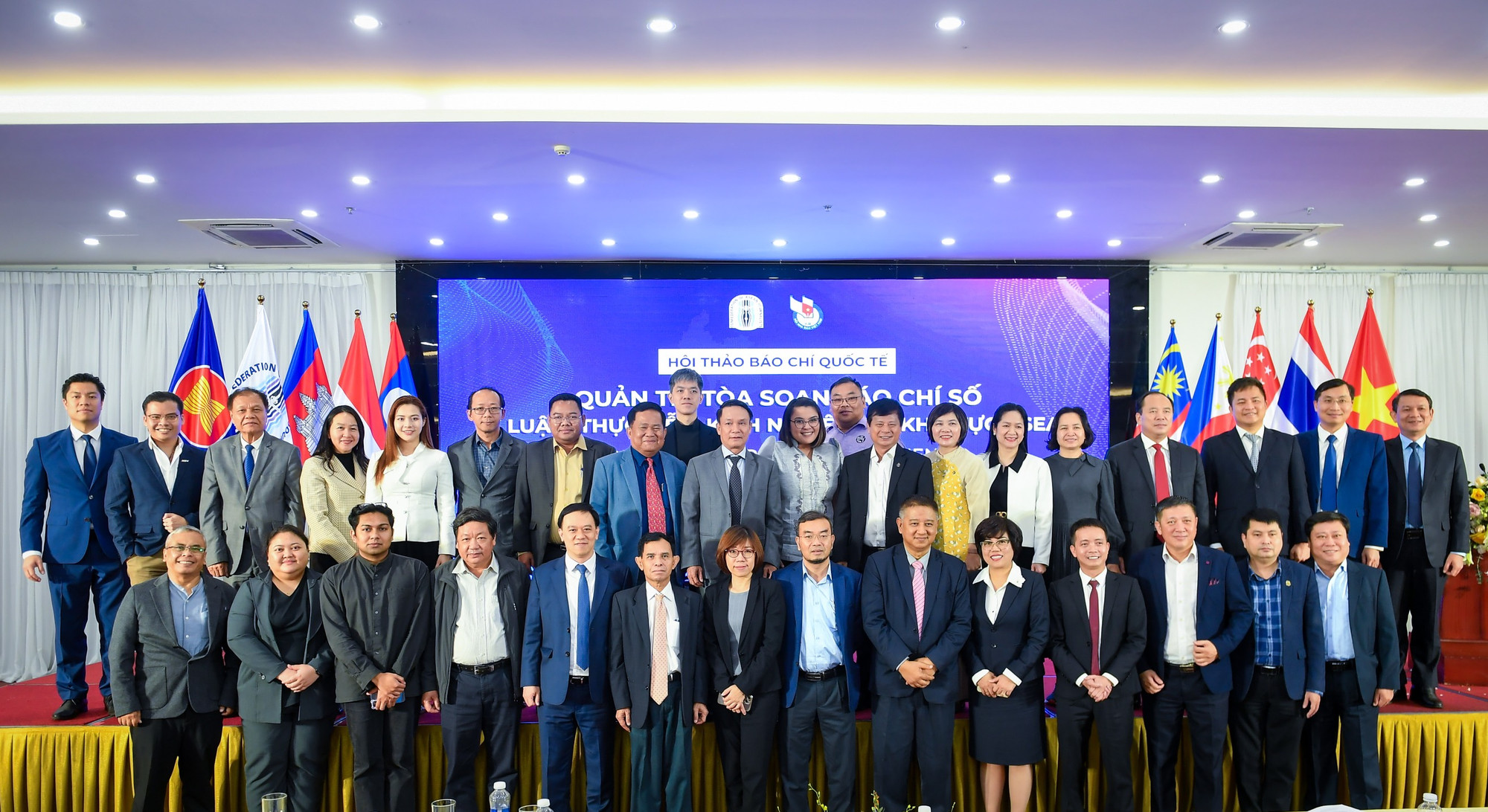 Các đại biểu chụp ảnh lưu niệm tại sự kiện.